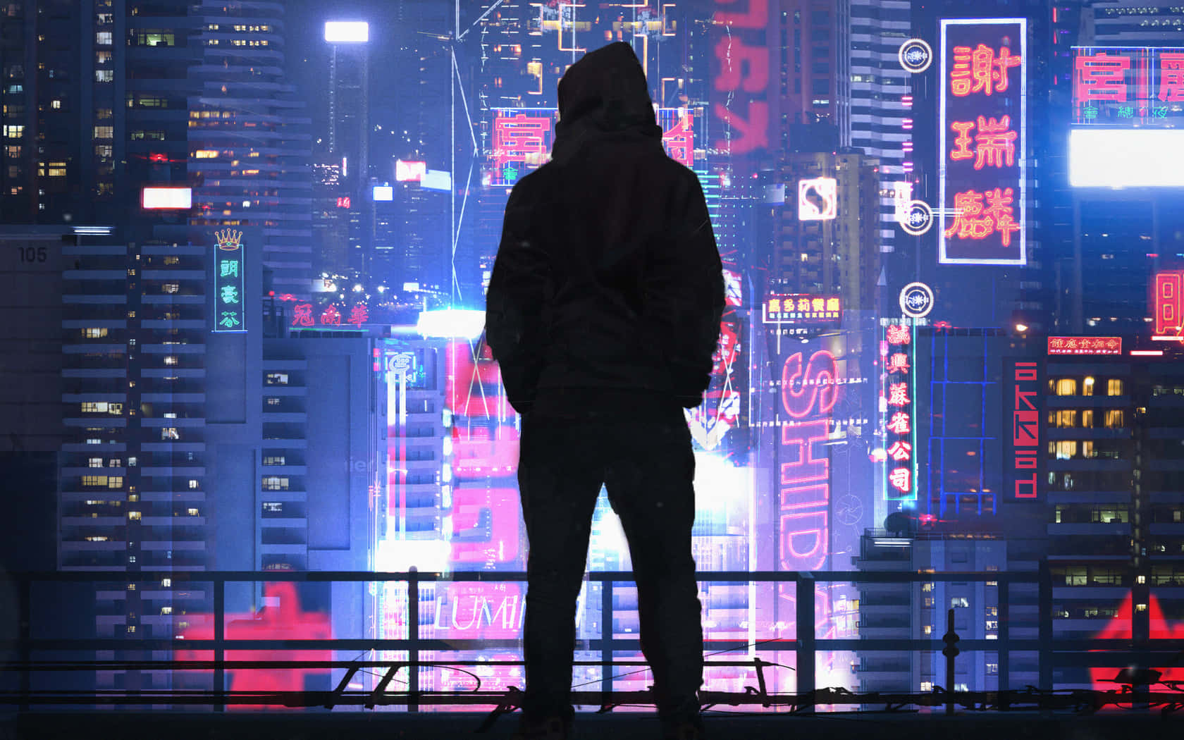 Dark Cyberpunk 桌布 壁紙 — 一個孤獨的戴帽人影站在屋頂上，俯瞰著夜晚閃爍的霓虹燈城市景觀，帶有發光的亞洲招牌。