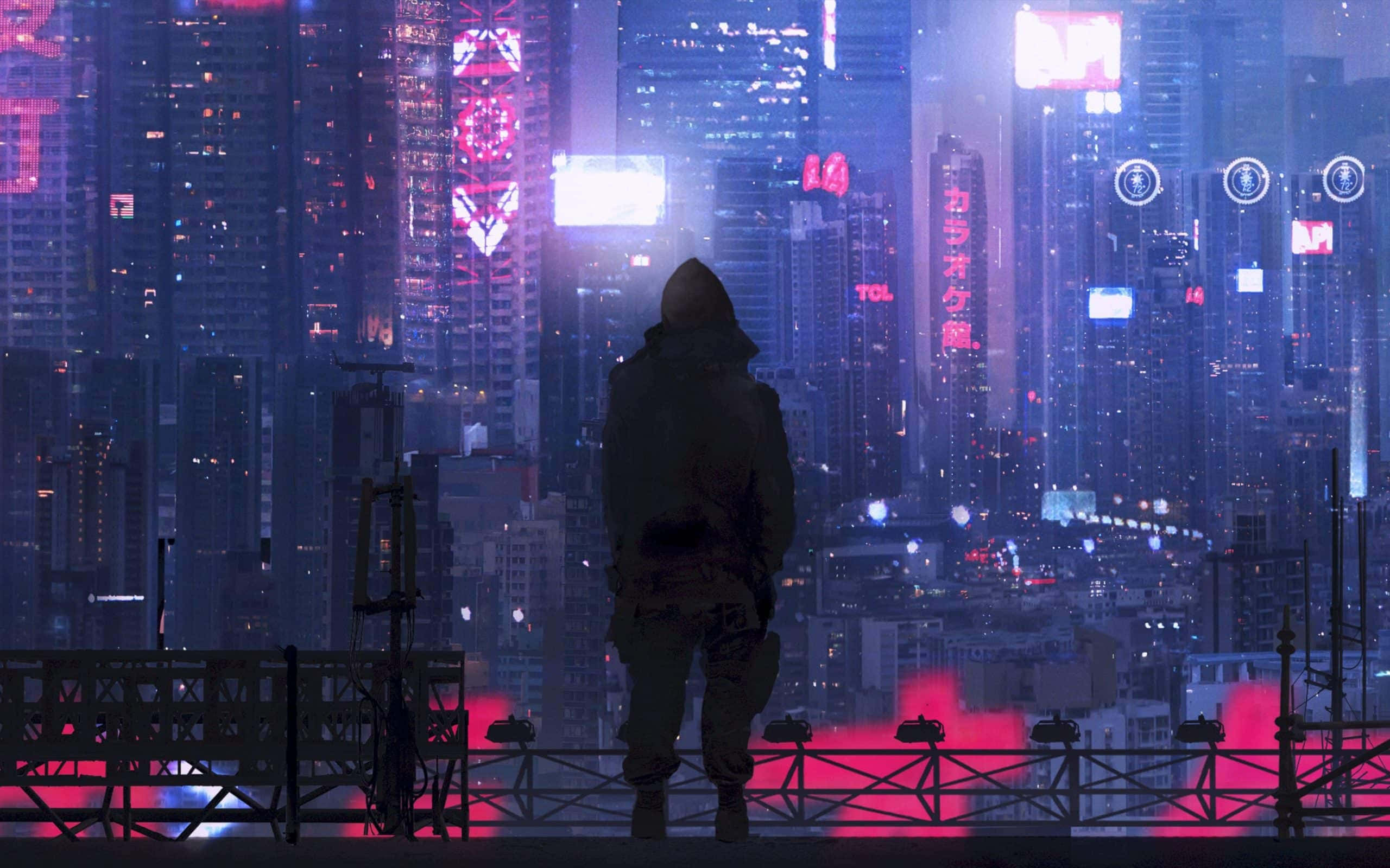 Cyberpunk Laptop 桌布 壁紙 — 一個孤獨的戴帽人影站在欄杆上，俯瞰夜晚霓虹閃爍的賽博龐克城市景觀。