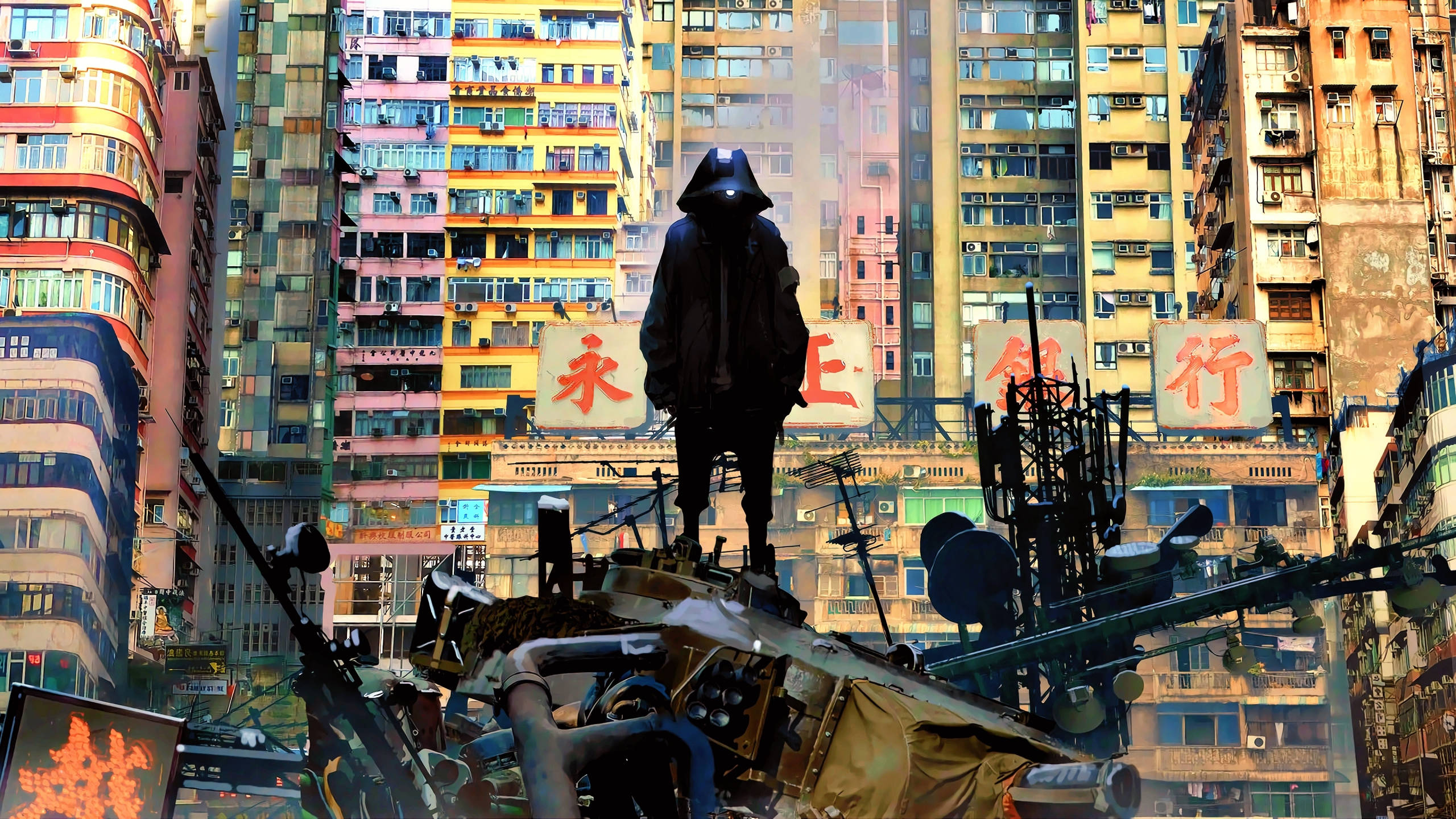 電馭叛客2077 桌布 壁紙 — 一個孤獨的戴帽人站在一堆廢金屬上，背景是密集、色彩繽紛的城市摩天大樓，帶有中文標誌。