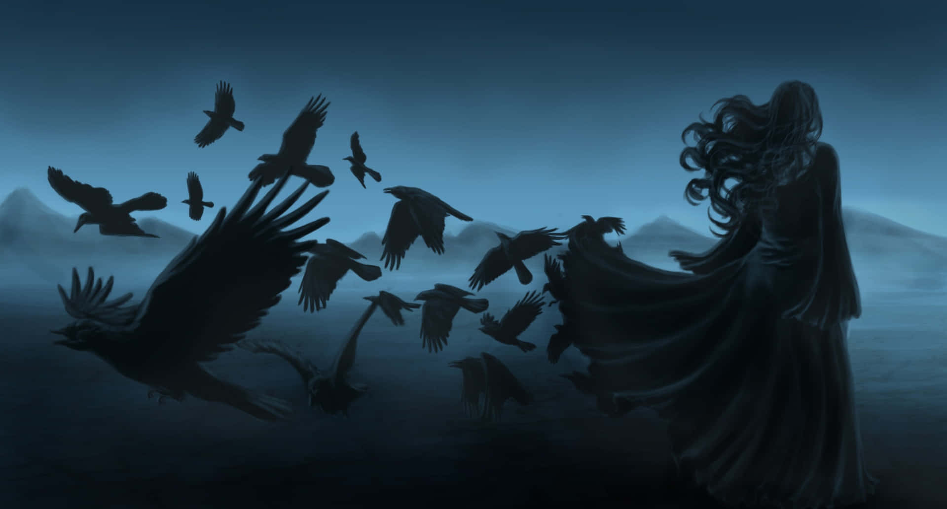 crows 桌布 壁紙 — 一個孤獨的披風身影站在一群烏鴉之中，背景是霧氣繚繞的山巒，上方是深藍色的暮色天空。