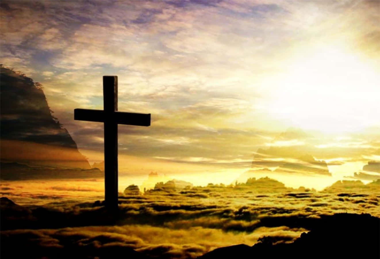 Beautiful Cross 桌布 壁紙 — 一個孤獨的木製十字架在金色日出穿透雲層、照耀霧氣瀰漫的山谷時，呈現剪影。