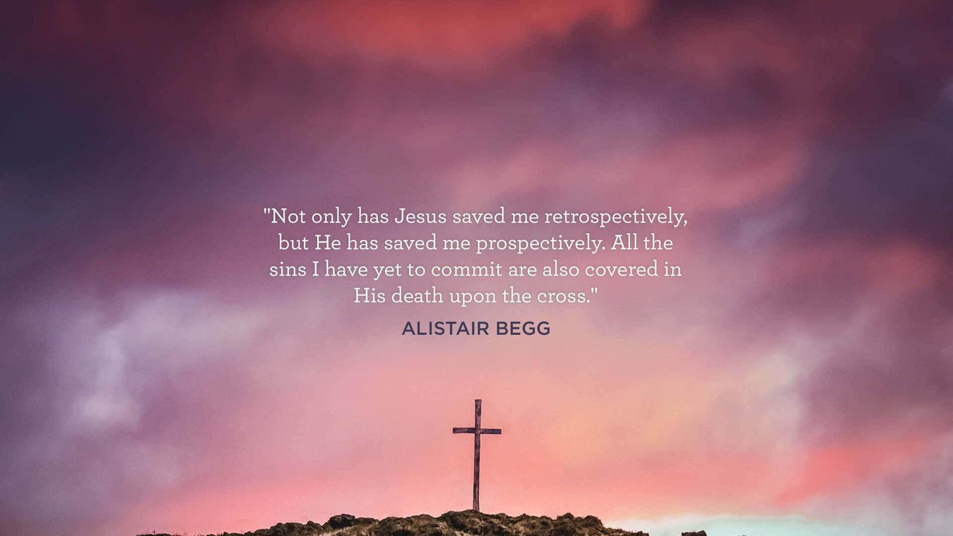 Jesus Saves 桌布 壁紙 — 一個孤獨的木製十字架矗立在長滿草的山丘上，背景是戲劇性的粉紅和紫色日落天空，並疊加了鼓舞人心的名言。