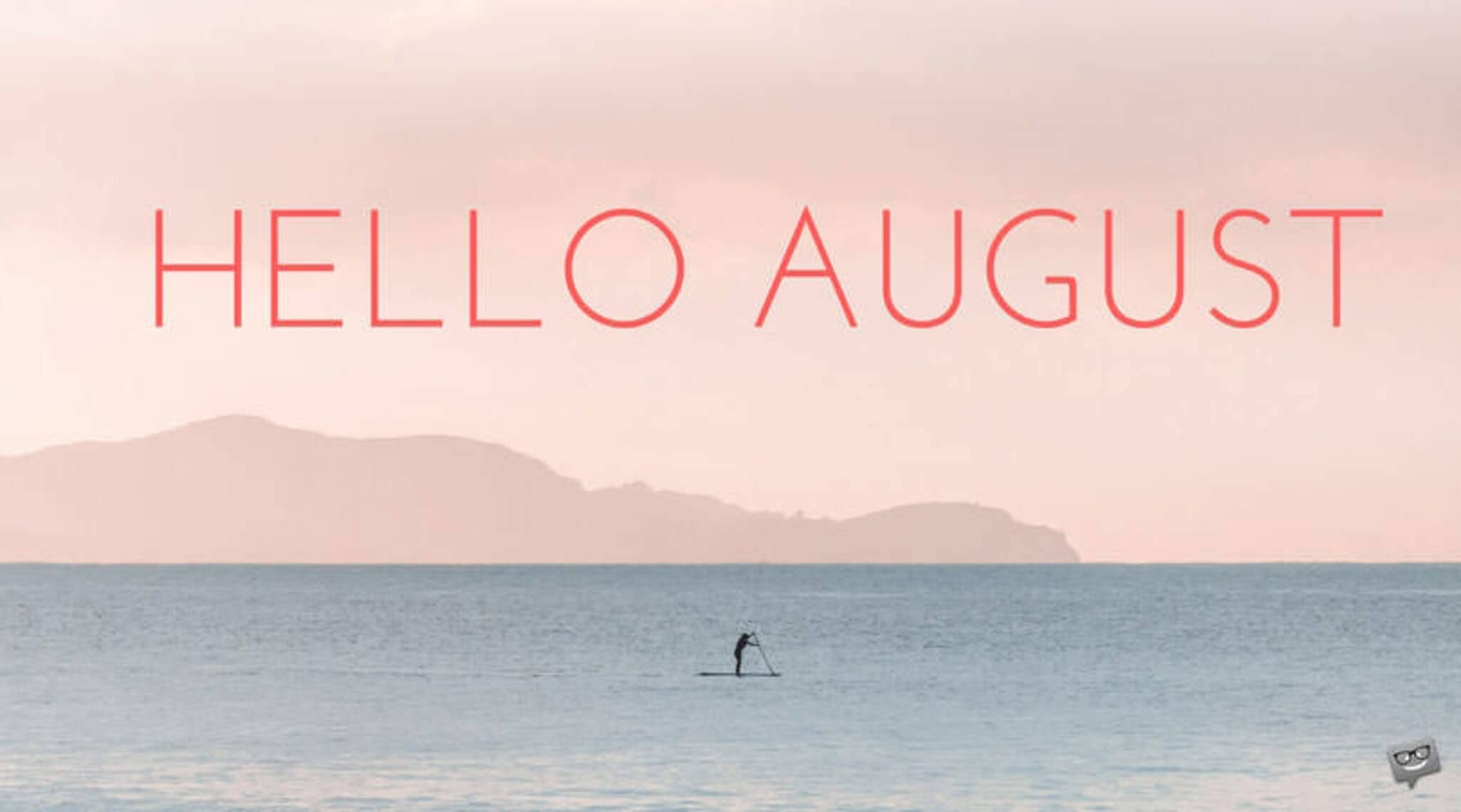 August 桌布 壁紙 — 一個孤獨的槳板划手在平靜的碧綠水面上滑行，下方是柔和的粉紅色天空，遠處有山脈，還有粗體紅色文字寫著 hello august。