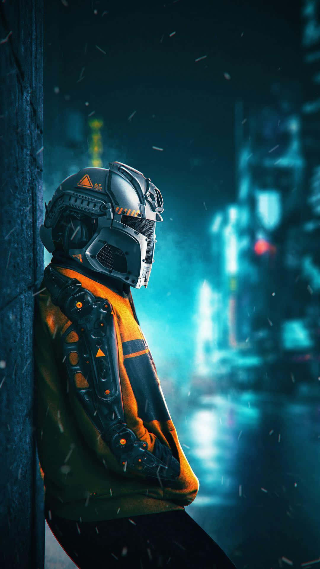 Android Gaming 桌布 壁紙 — 一個孤獨的橙色和黑色裝甲人物在夜晚的雨濕霓虹燈光 cyberpunk 小巷中靠著牆壁。
