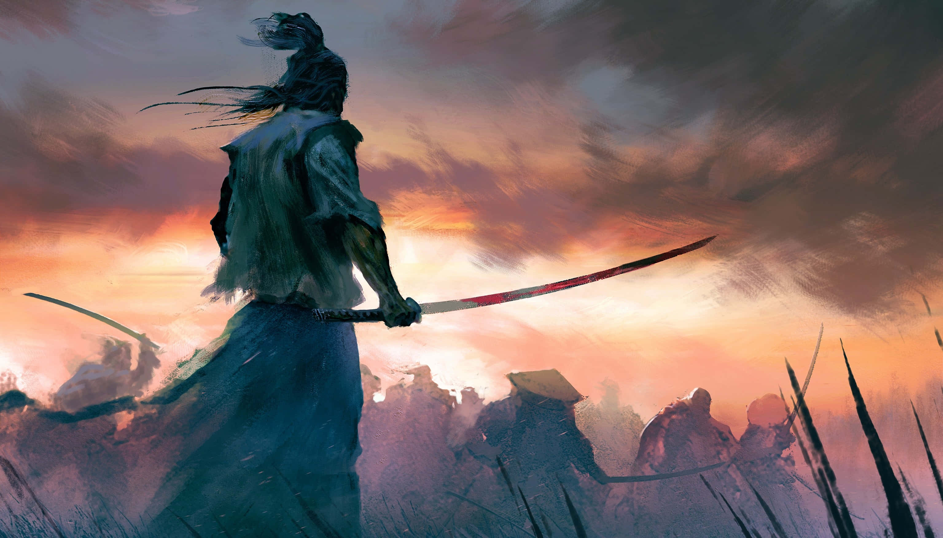 4K 桌布 壁紙 — 一個孤獨的武士戰士在熾熱的日落天空下以剪影站立，手持武士刀，風吹拂他的頭髮。