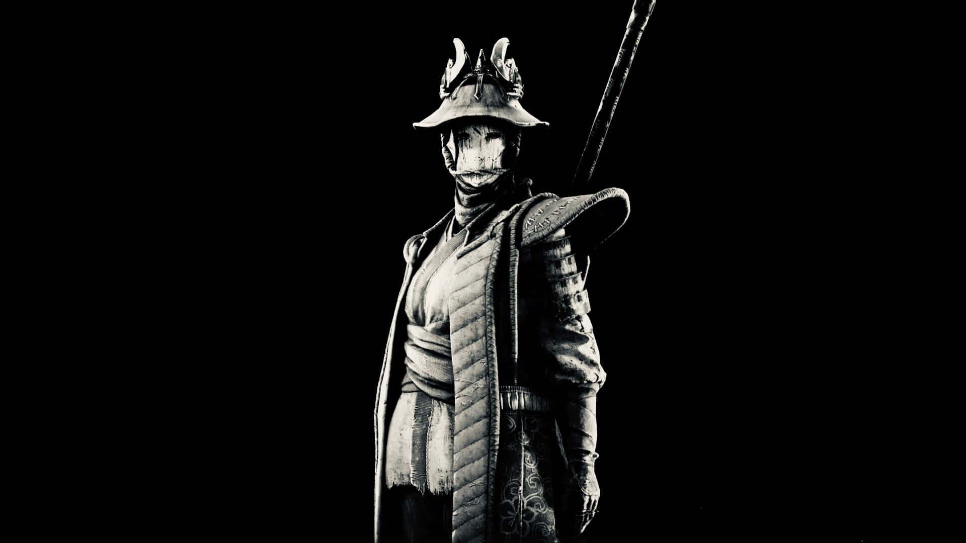 Female Samurai For Honor 桌布 壁紙 — 一個孤獨的武士戰士穿著精細的盔甲，在黑色背景上形成剪影，手持長杖。