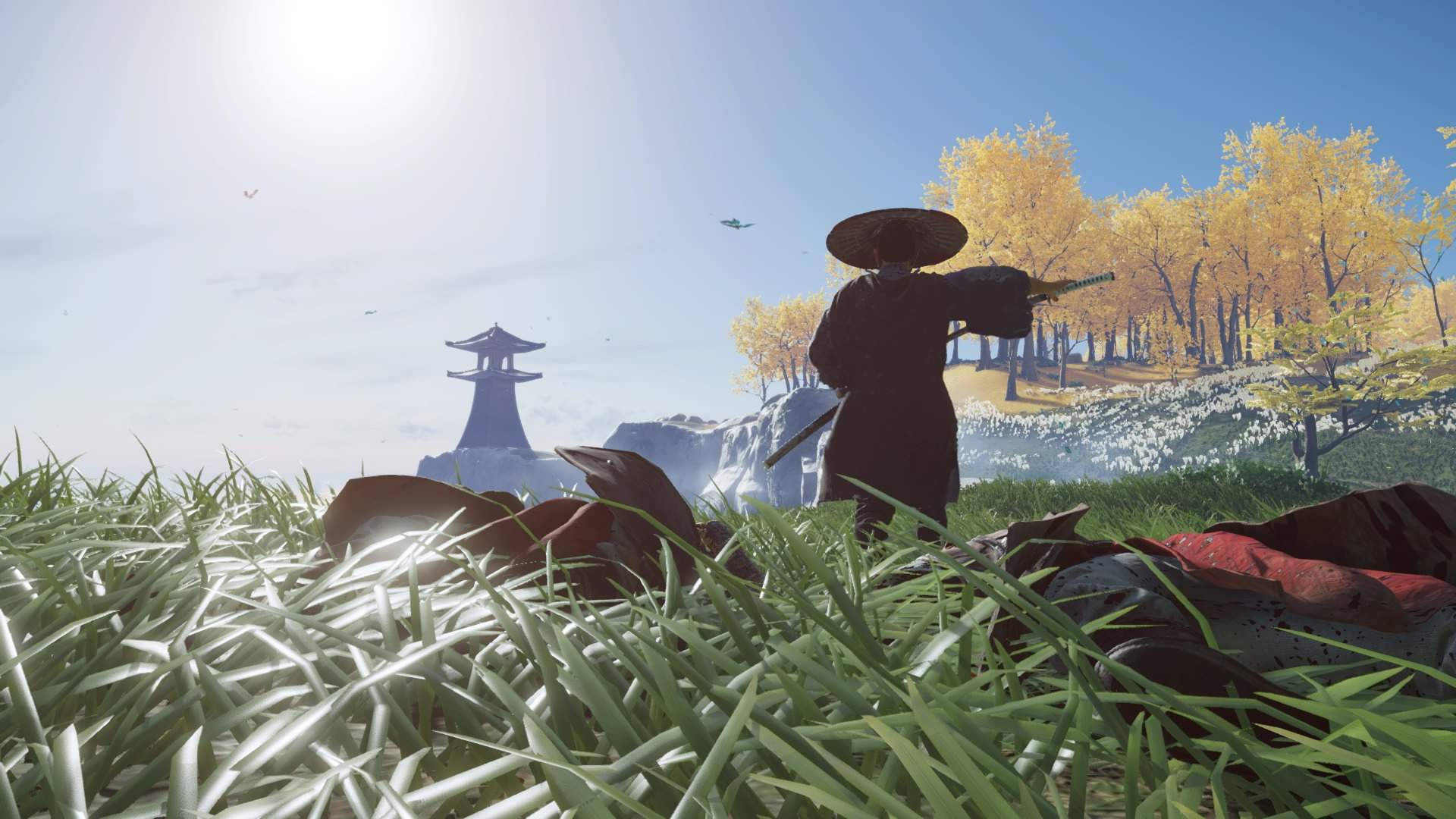 Ghost Of Tsushima 桌布 壁紙 — 一個孤獨的武士戴著寬邊帽，站在陽光照耀的高草田野中倒下的敵人之上，遠處有寶塔和金黃色的樹木。