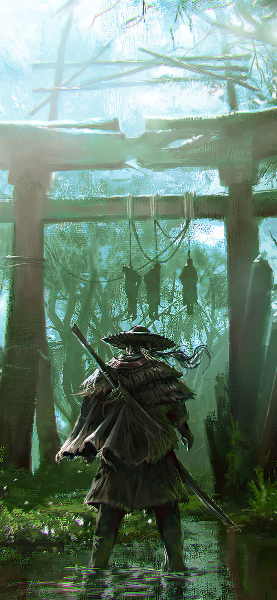 電玩遊戲 桌布 壁紙 — 一個孤獨的武士穿著破爛的長袍，站在長滿青苔的鳥居下，身處迷霧森林中，手持劍，上方繩索上懸掛著詭異的剪影。