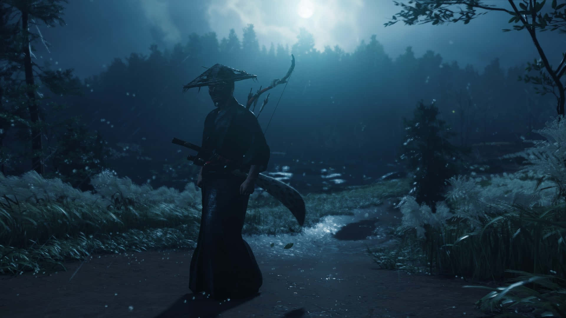 夜空 桌布 壁紙 — 一個孤獨的武士身穿深色長袍和草帽，在月光下霧氣瀰漫的森林小徑上行走，雪花飄落。