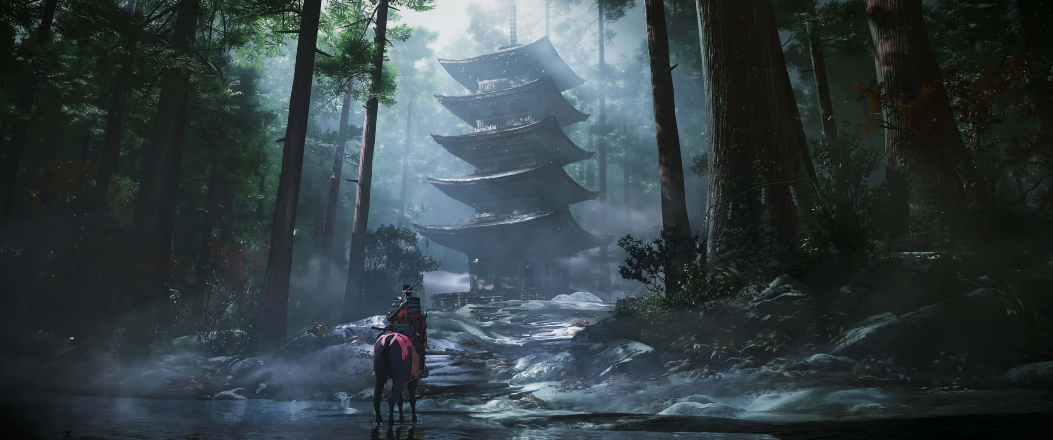 Ghost Of Tsushima 桌布 壁紙 — 一個孤獨的武士騎著馬穿過迷霧森林，走向一座沐浴在柔和晨光中的高聳寶塔。