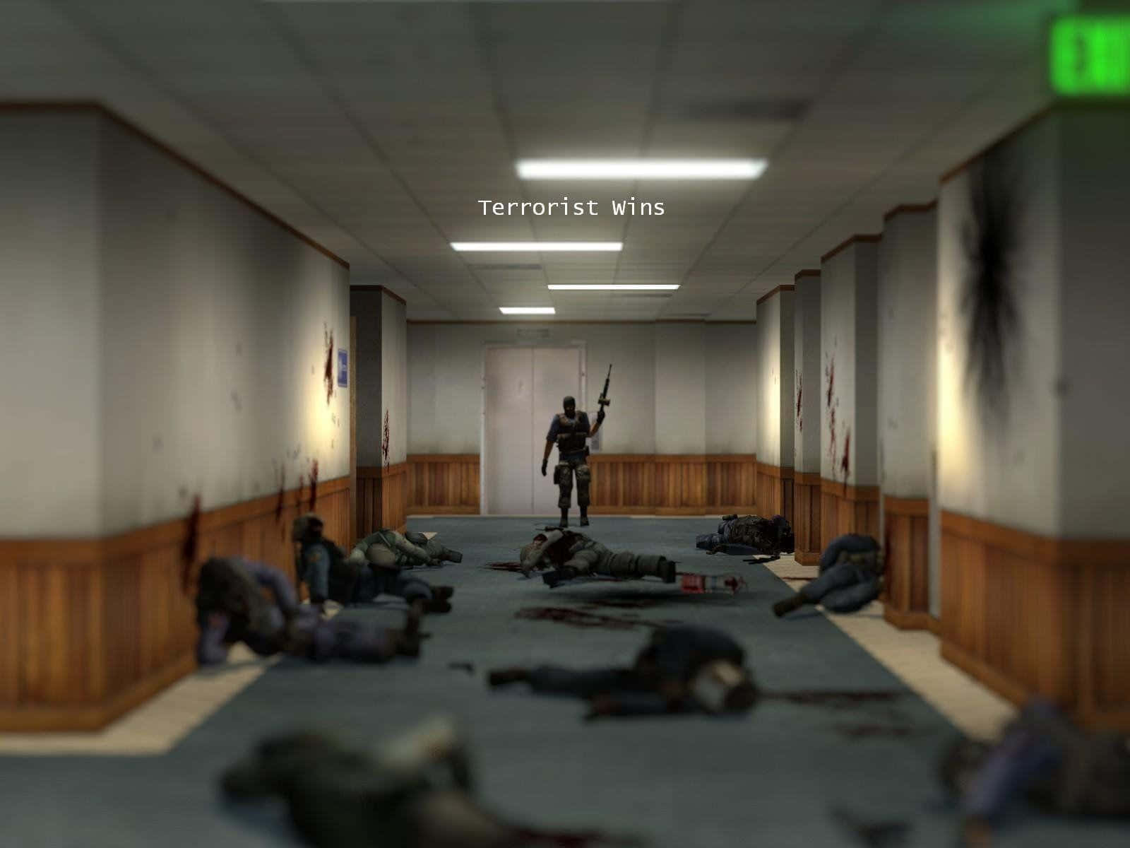 Counterstrike 桌布 壁紙 — 一個孤獨的武裝人物在血跡斑斑的走廊上勝利地站立，周圍散落著倒下的屍體。