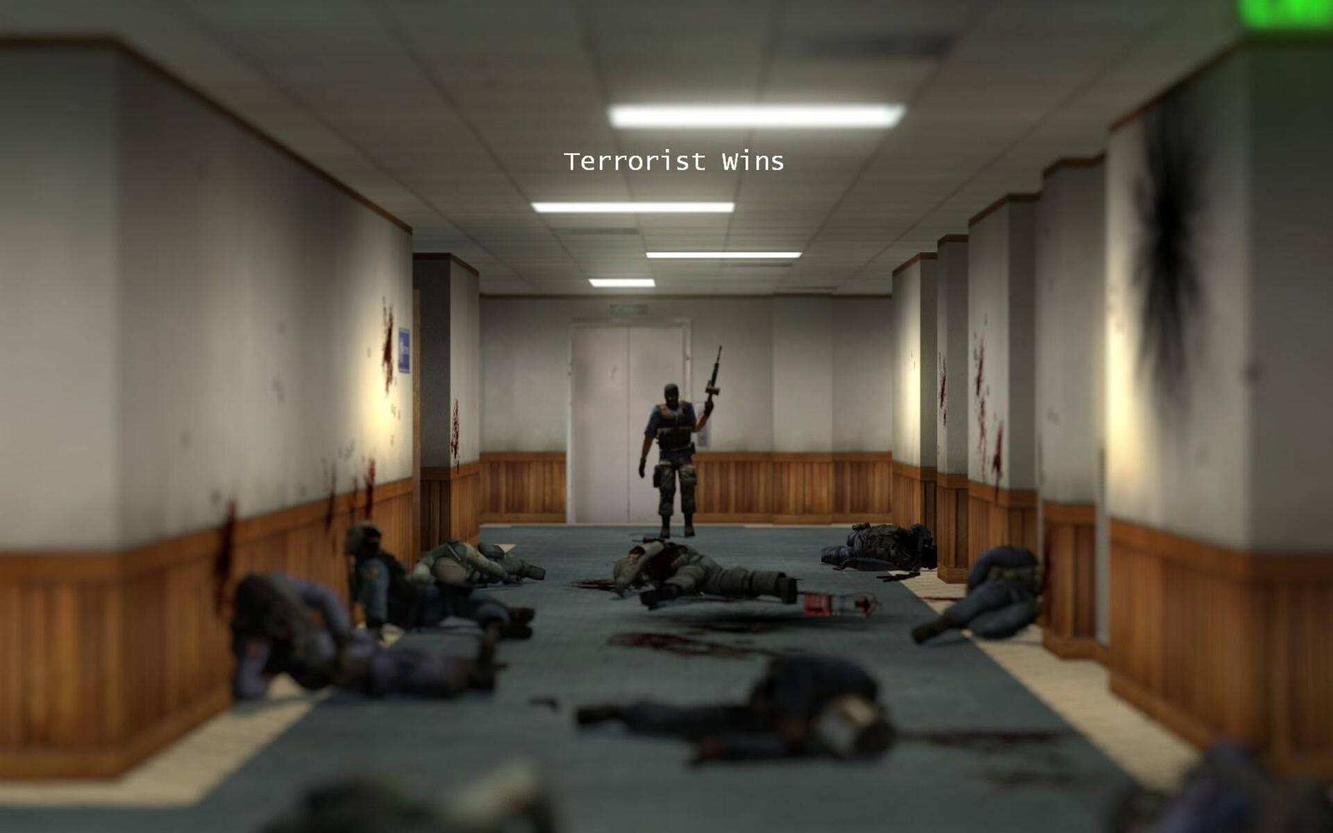 Cs Go 桌布 壁紙 — 一個孤獨的武裝人物在血跡斑斑的走廊中勝利地站立，而倒下的戰鬥者們在他們周圍一動不動地躺著。