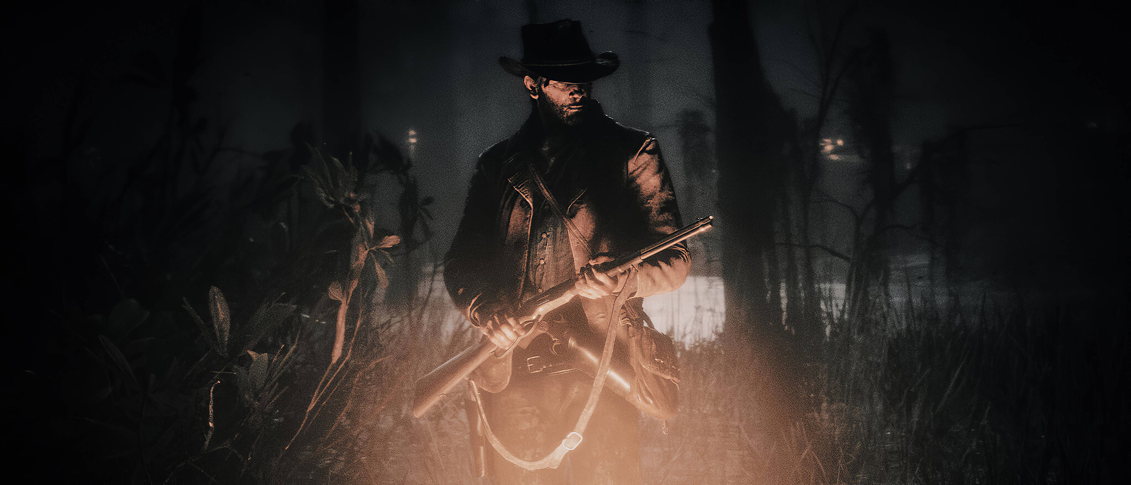 Red Dead Redemtion 2 桌布 壁紙 — 一個孤獨的牛仔，戴著深色帽子和皮外套，站在霧氣瀰漫的夜間森林中，手持步槍，被溫暖的光線照亮。