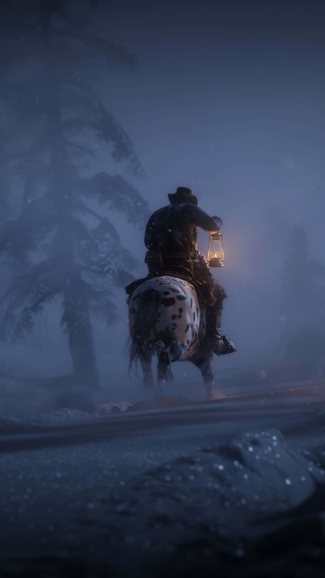 arthur morgan 桌布 壁紙 — 一個孤獨的牛仔騎著一匹斑點馬穿過雪夜森林，手持發光的燈籠。