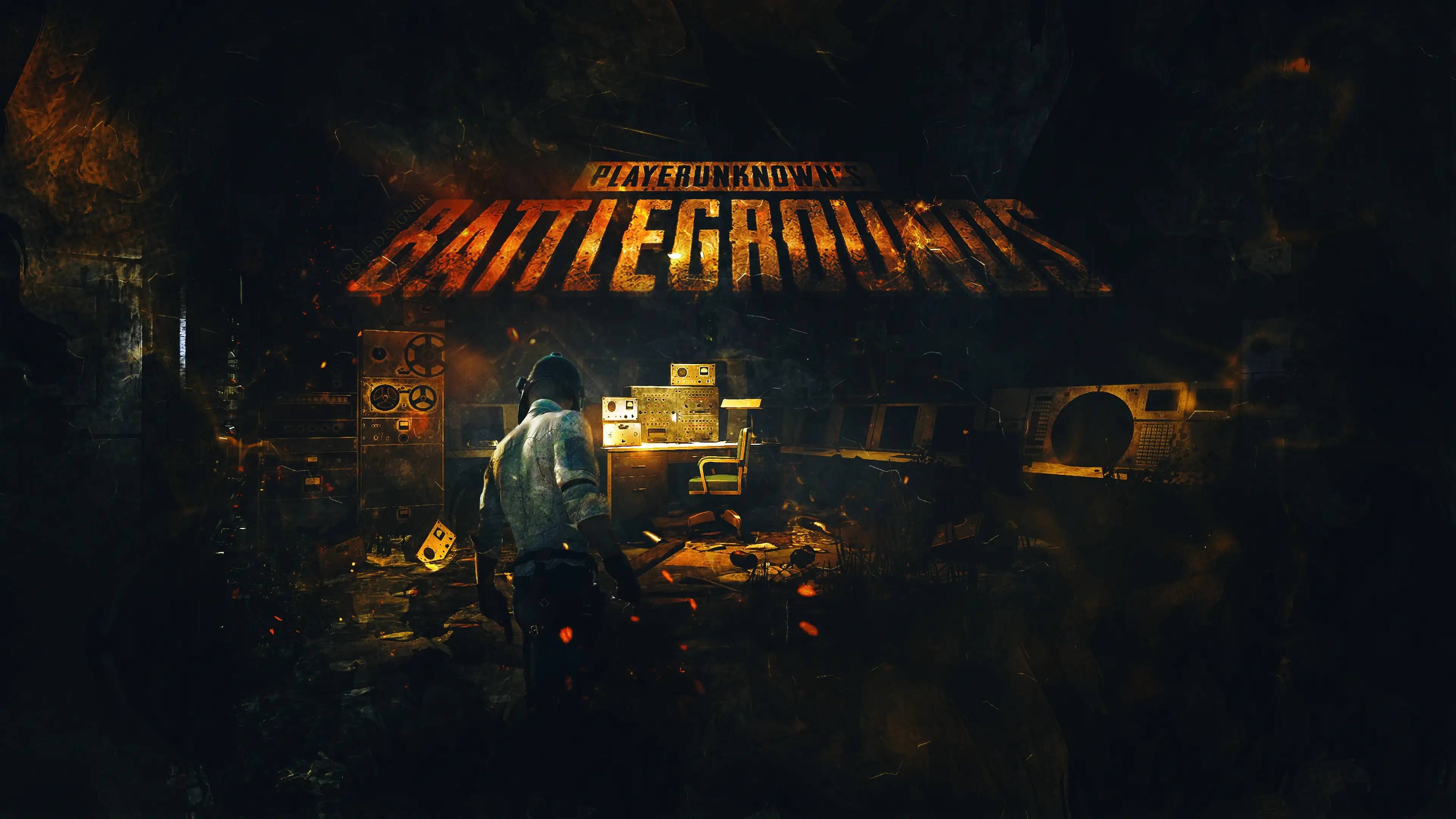 Playerunknown's Battlegrounds 桌布 壁紙 — 一個孤獨的玩家穿著連帽外套，站在一個黑暗破敗的房間裡，被發光的「PLAYERUNKNOWN'S BATTLEGROUNDS」標誌照亮。