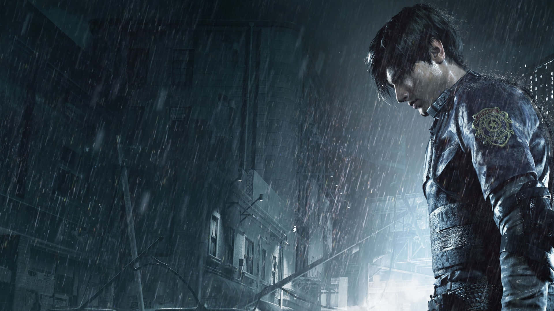 1920x1080 Resident Evil 2 桌布 壁紙 — 一個孤獨的男人在雨濕的都市小巷中，站在傾盆大雨下，戲劇性的燈光突顯了他疲憊的表情。