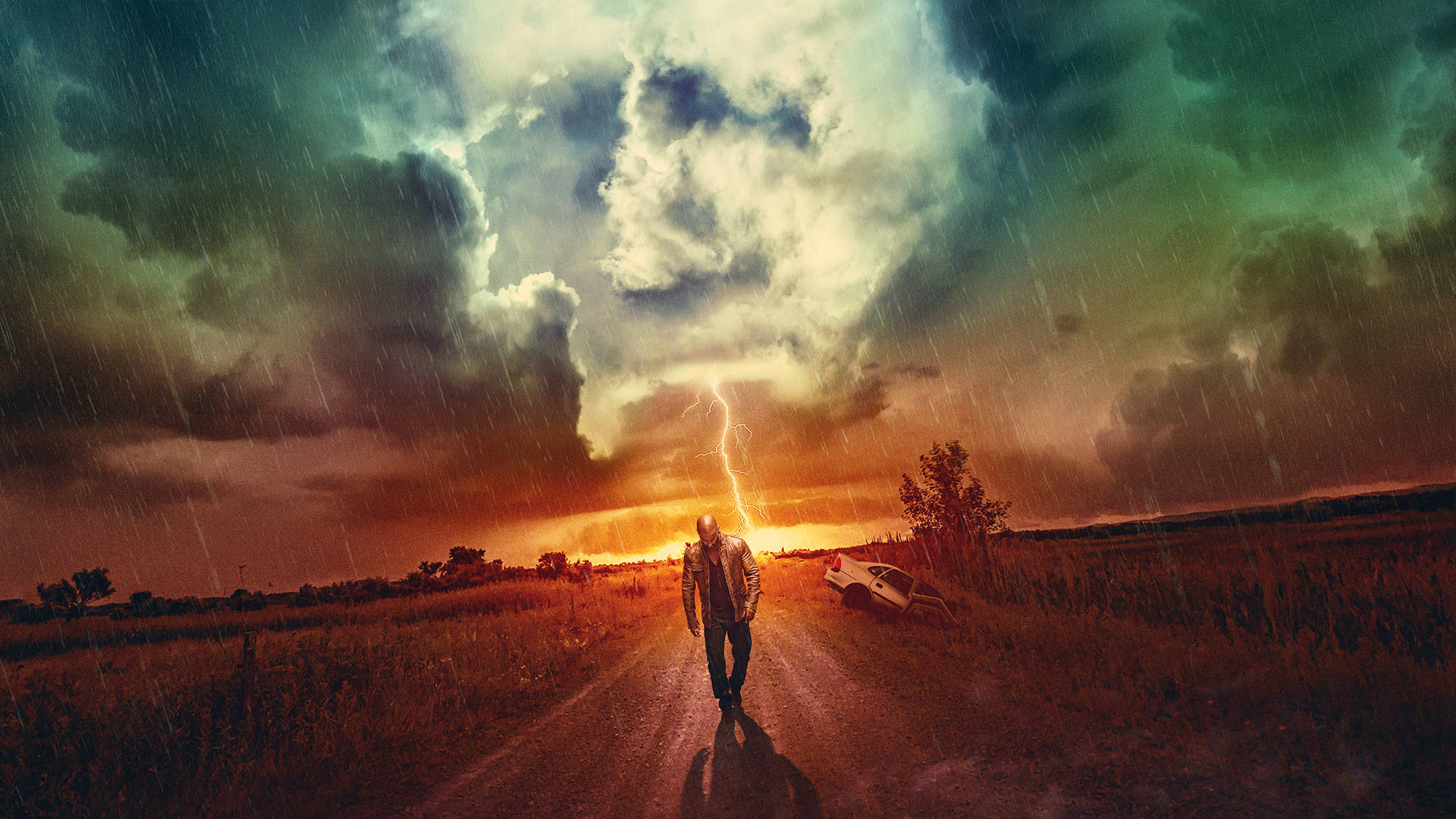 Gods 桌布 壁紙 — 一個孤獨的男人在雨濕的鄉村道路上行走，同時一道戲劇性的閃電在暴風雨日落上方劈下。