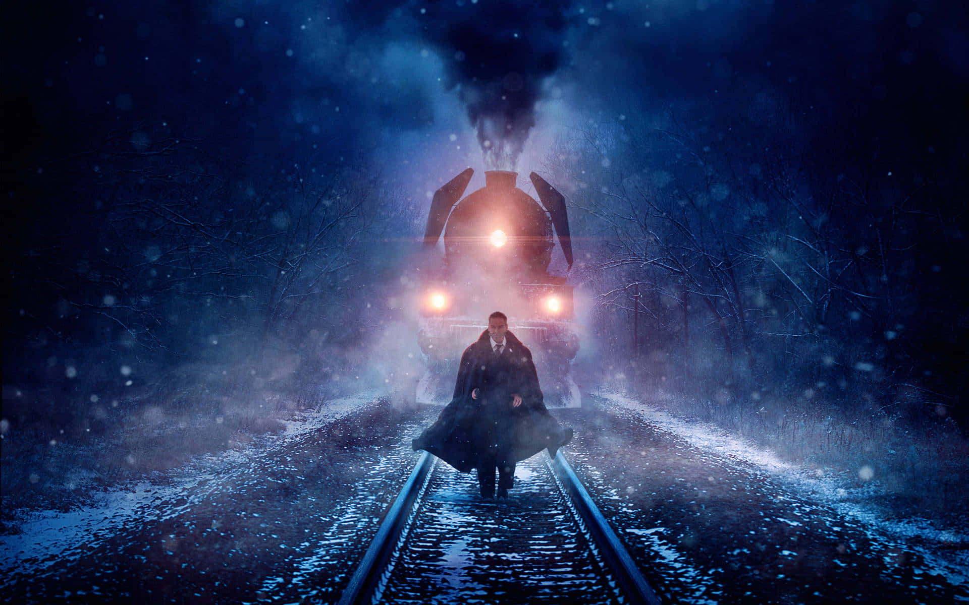 Hogwarts Express 桌布 壁紙 — 一個孤獨的男人穿著大衣站在積雪的鐵軌上，一輛蒸汽火車頭亮著頭燈在黑暗的冬季森林中駛近。