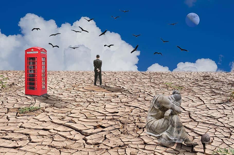 Surreal Art 桌布 壁紙 — 一個孤獨的男人站在龜裂的土地上，旁邊有一個紅色電話亭，鳥兒在帶有月亮的藍天下飛翔