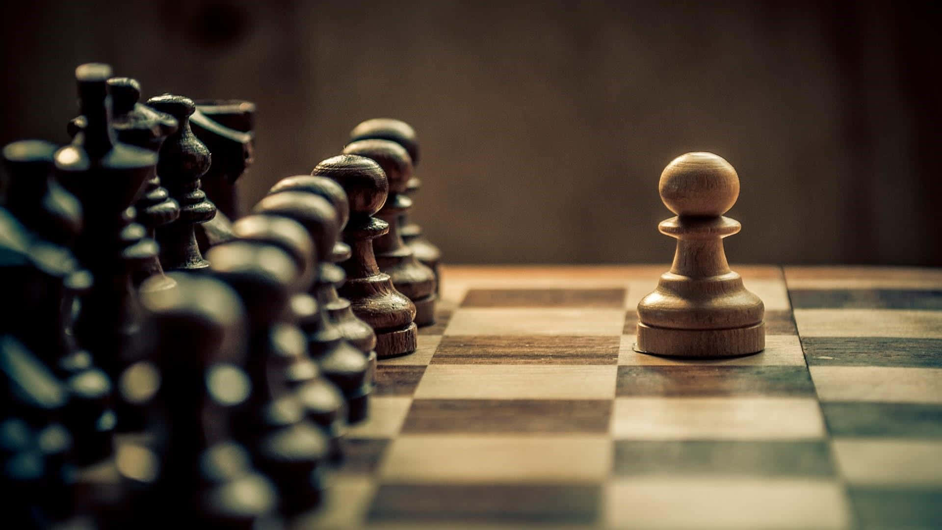 西洋棋 桌布 壁紙 — 一個孤獨的白兵在木製棋盤上，面對著一群深色棋子，以戲劇性的特寫鏡頭展現出挑釁的姿態。