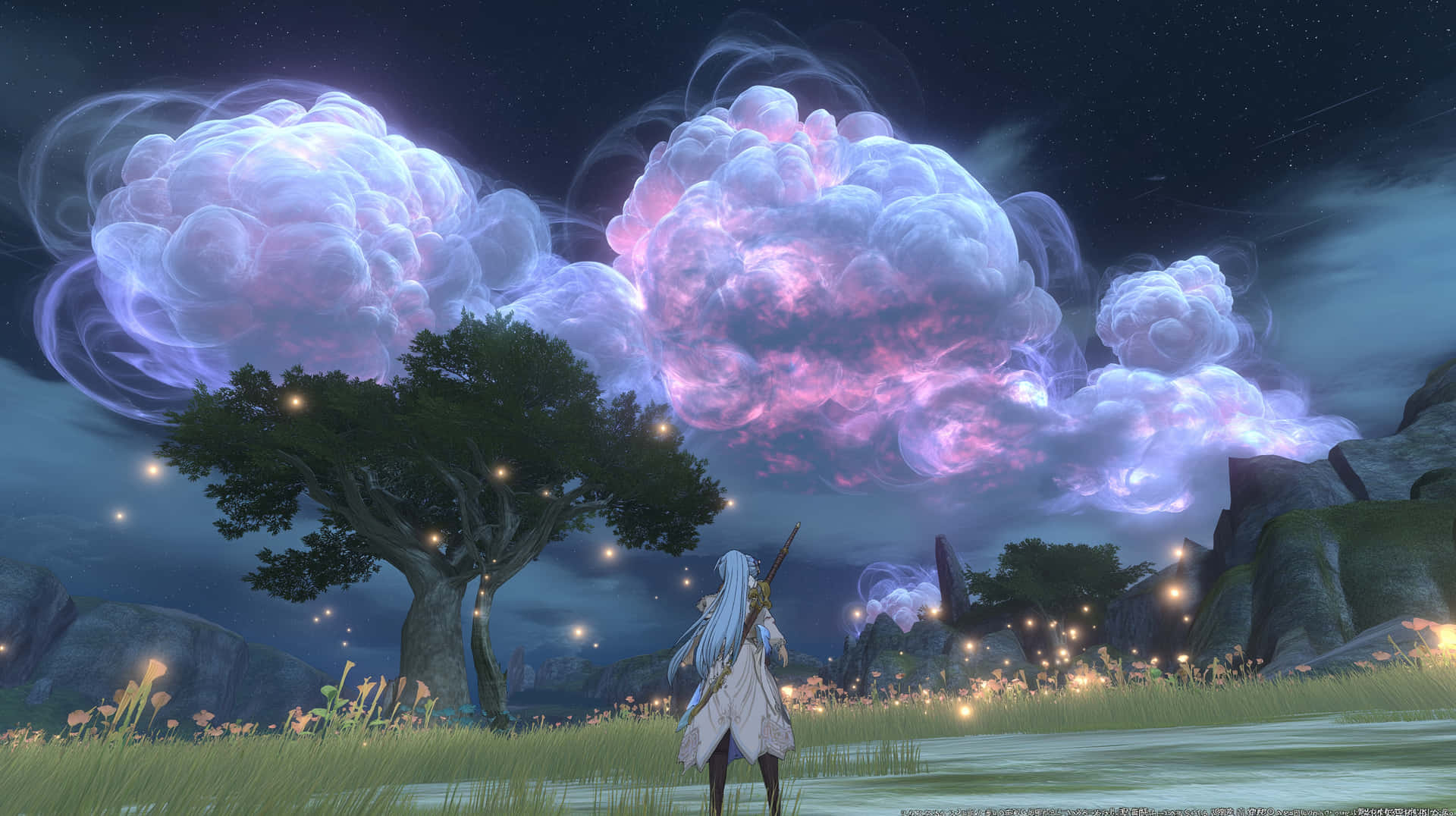 Figure in Meadow Under Mystical Luminous Clouds at Night 壁紙 — 一個孤獨的白髮人物站在草地上，頭頂是發光的紫色和藍色雲彩，還有漂浮的光點。