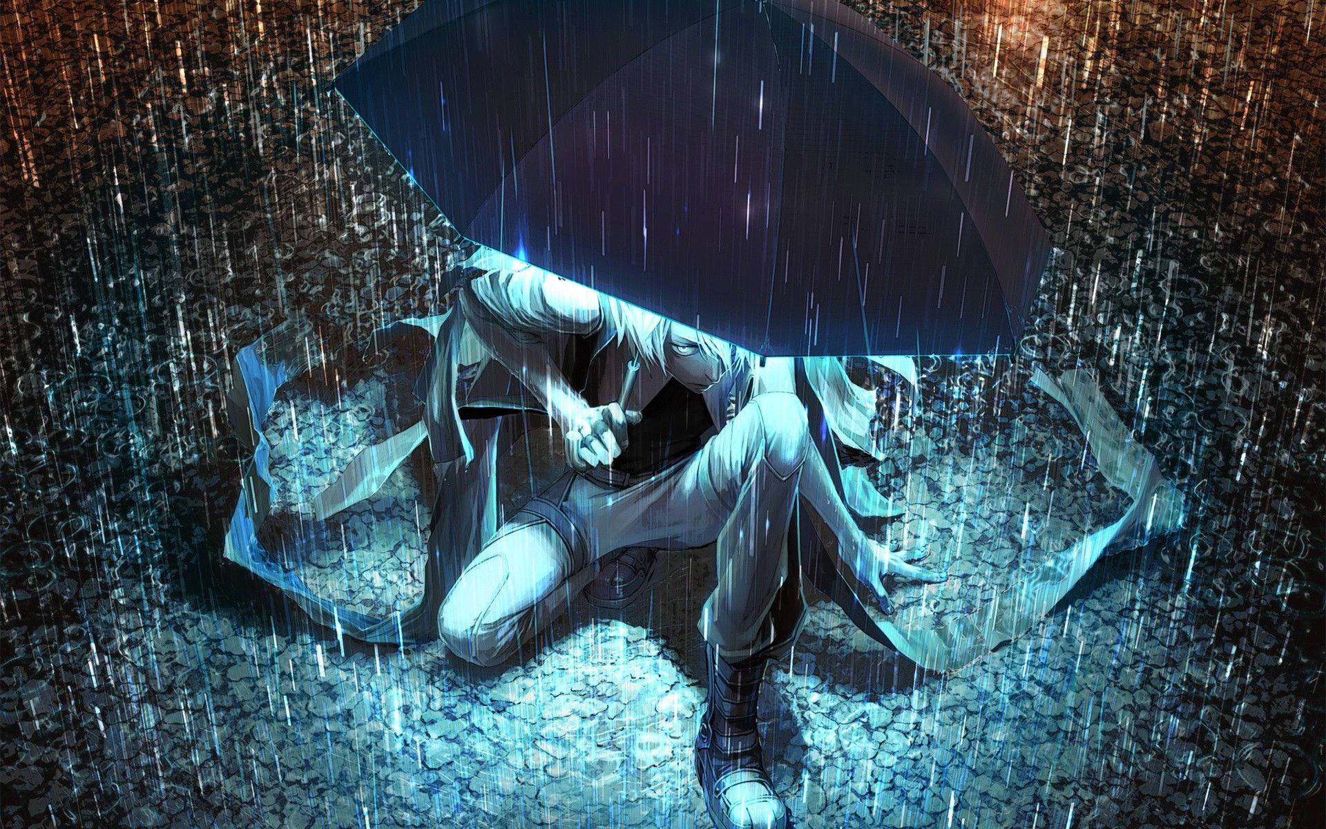 動漫男孩 桌布 壁紙 — 一個孤獨的白髮動漫人物在藍光閃爍的濕漉漉鵝卵石街道上，在傾盆大雨中蜷縮在黑色雨傘下。