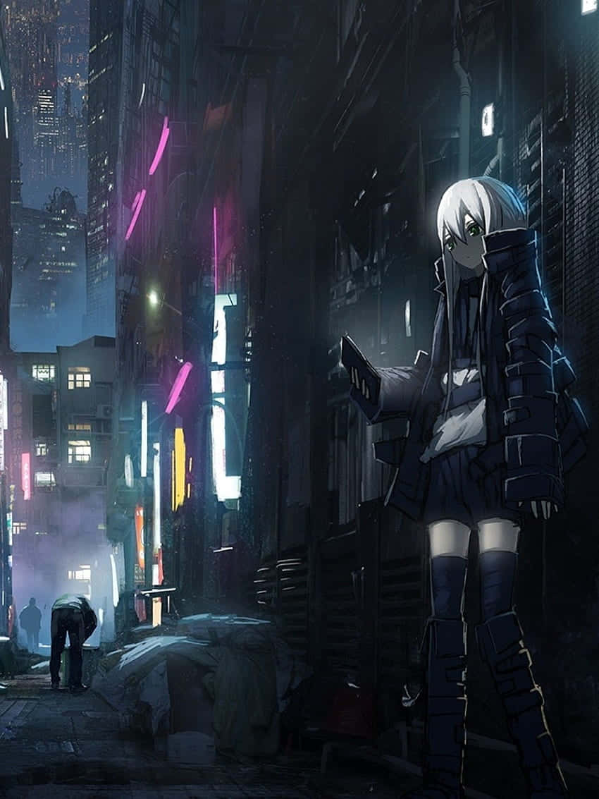動漫 桌布 壁紙 — 一個孤獨的白髮動漫女孩站在夜晚霓虹燈閃爍的賽博朋克小巷中，周圍是高聳的建築物和發光的招牌。