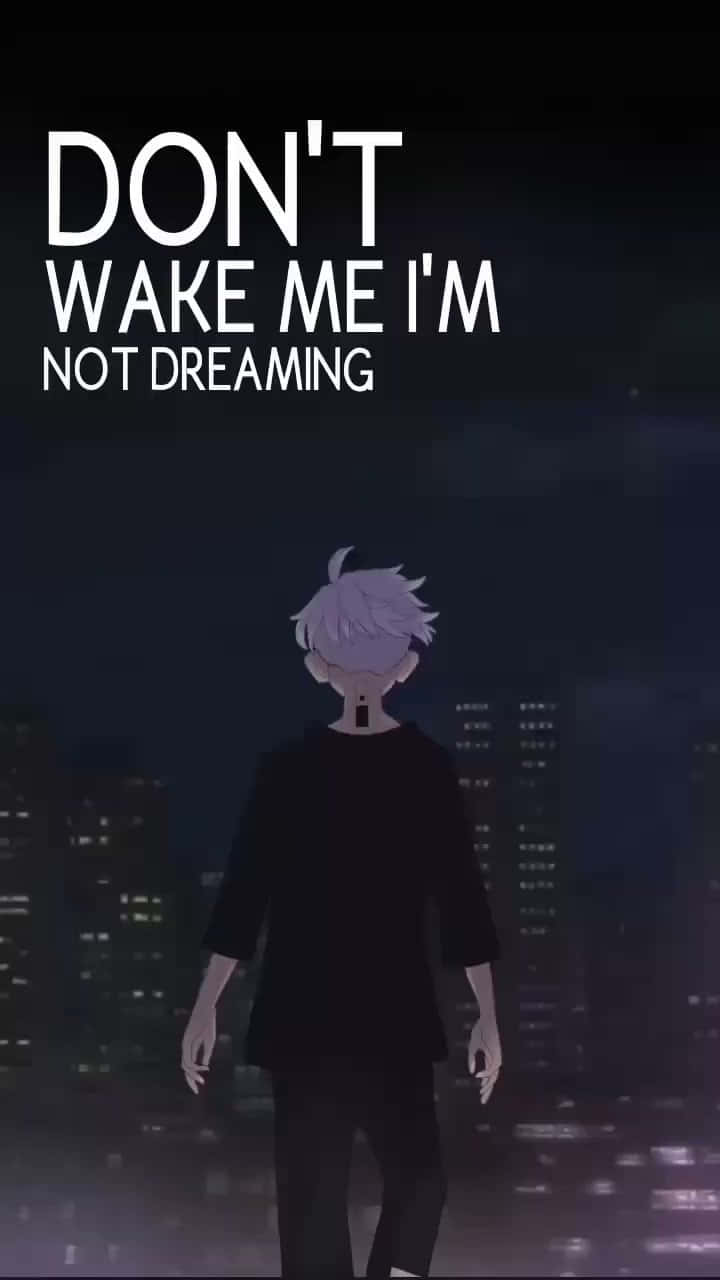 Sad Anime Quotes 桌布 壁紙 — 一個孤獨的白髮動漫角色在夜晚面對著發光的城市天際線，上方文字寫著「DON'T WAKE ME I'M NOT DREAMING」。