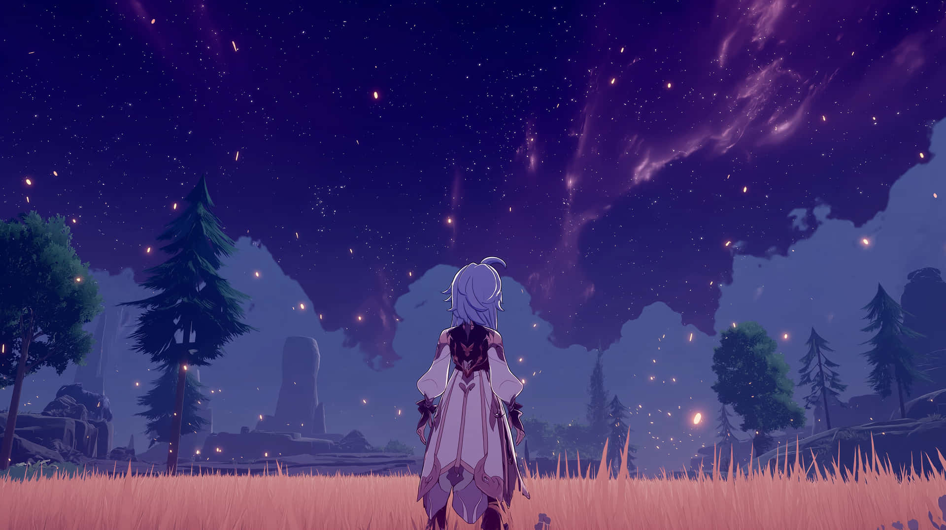 Character Gazing at Serene Starlit Meadow Under Cosmic Sky 壁紙 — 一個孤獨的白髮動漫角色站在高草叢生的田野中，仰望充滿發光粒子和遠處樹木的充滿活力的紫色星空。