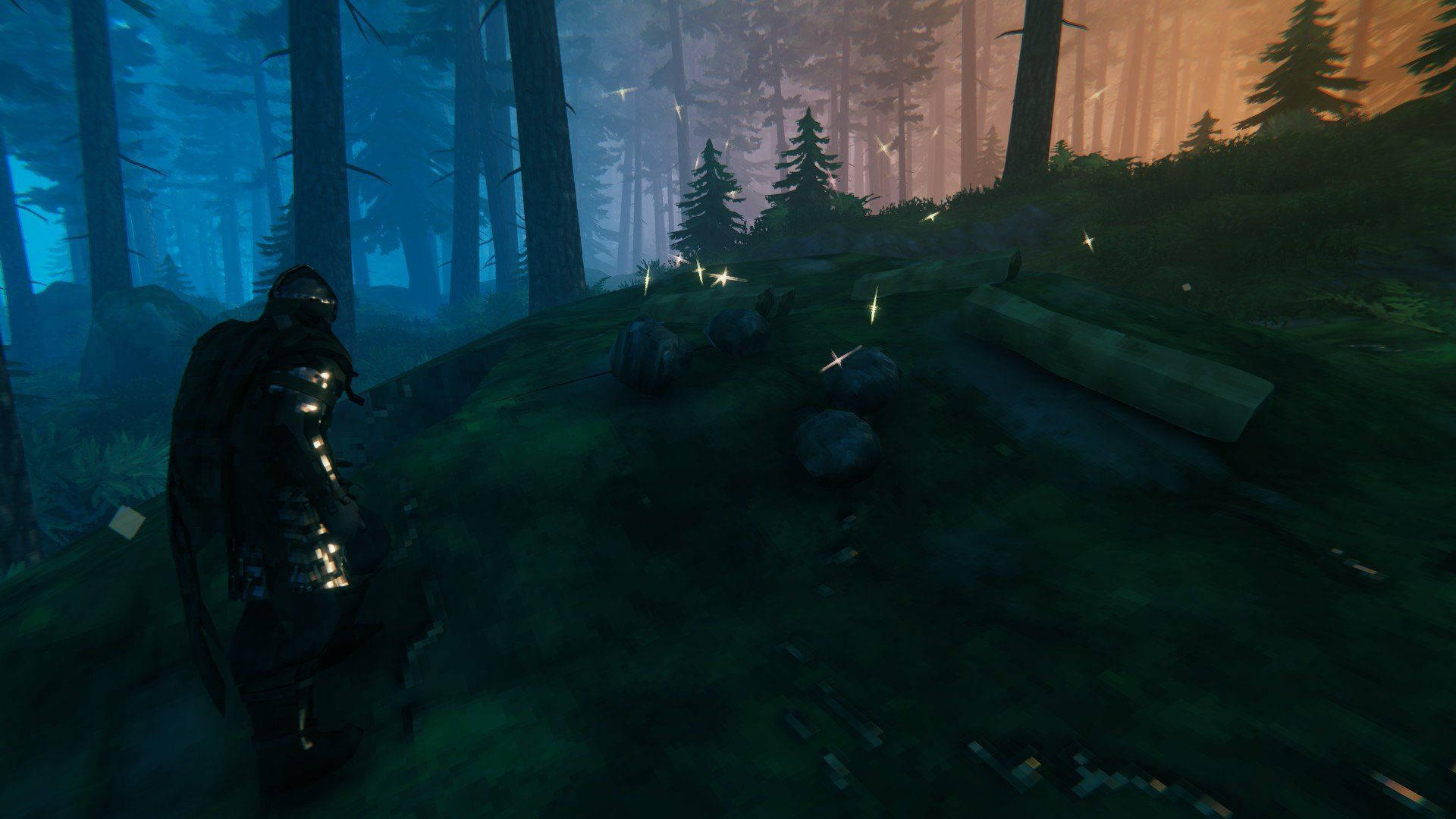 Valheim 桌布 壁紙 — 一個孤獨的盔甲身影站在暮色中霧氣瀰漫的森林裡，發光的餘燼在樹間飄蕩。