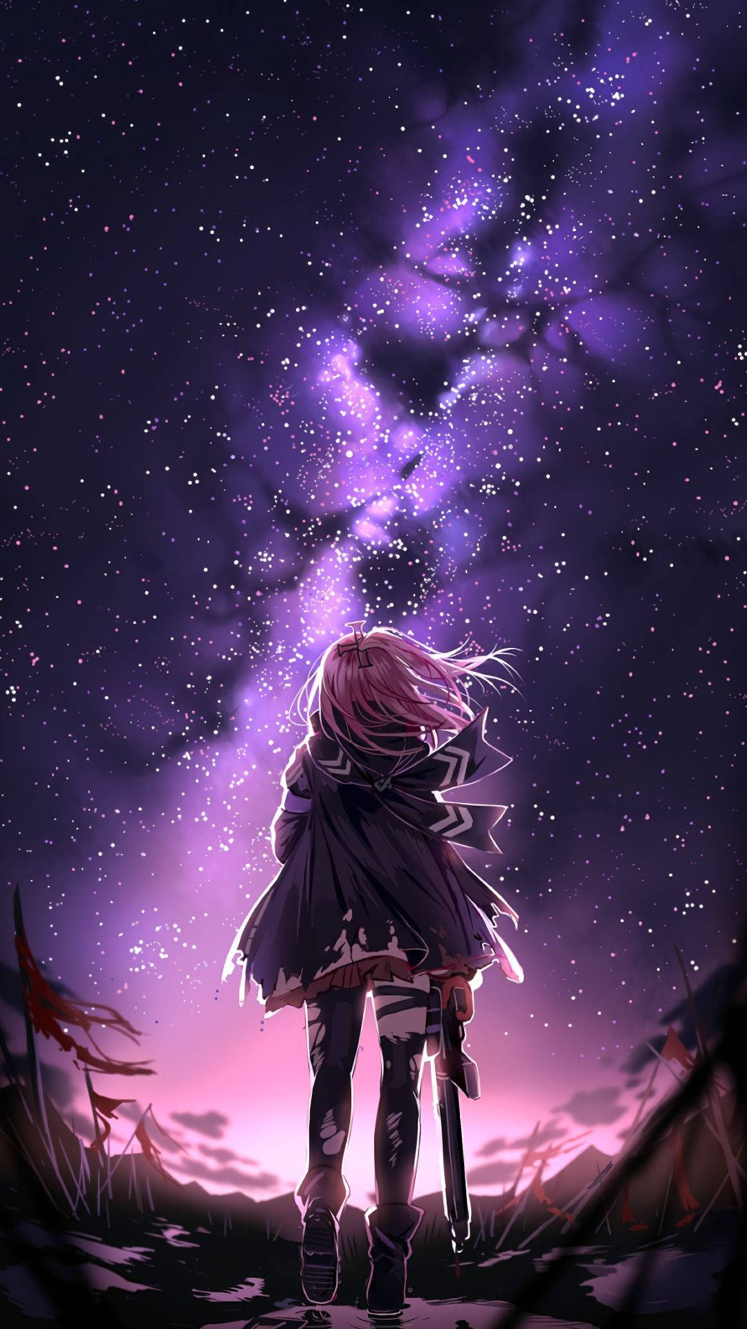 酷炫星系 桌布 壁紙 — 一個孤獨的粉紅色頭髮動漫女孩站在田野中，仰望上方旋轉的鮮豔紫色星系。