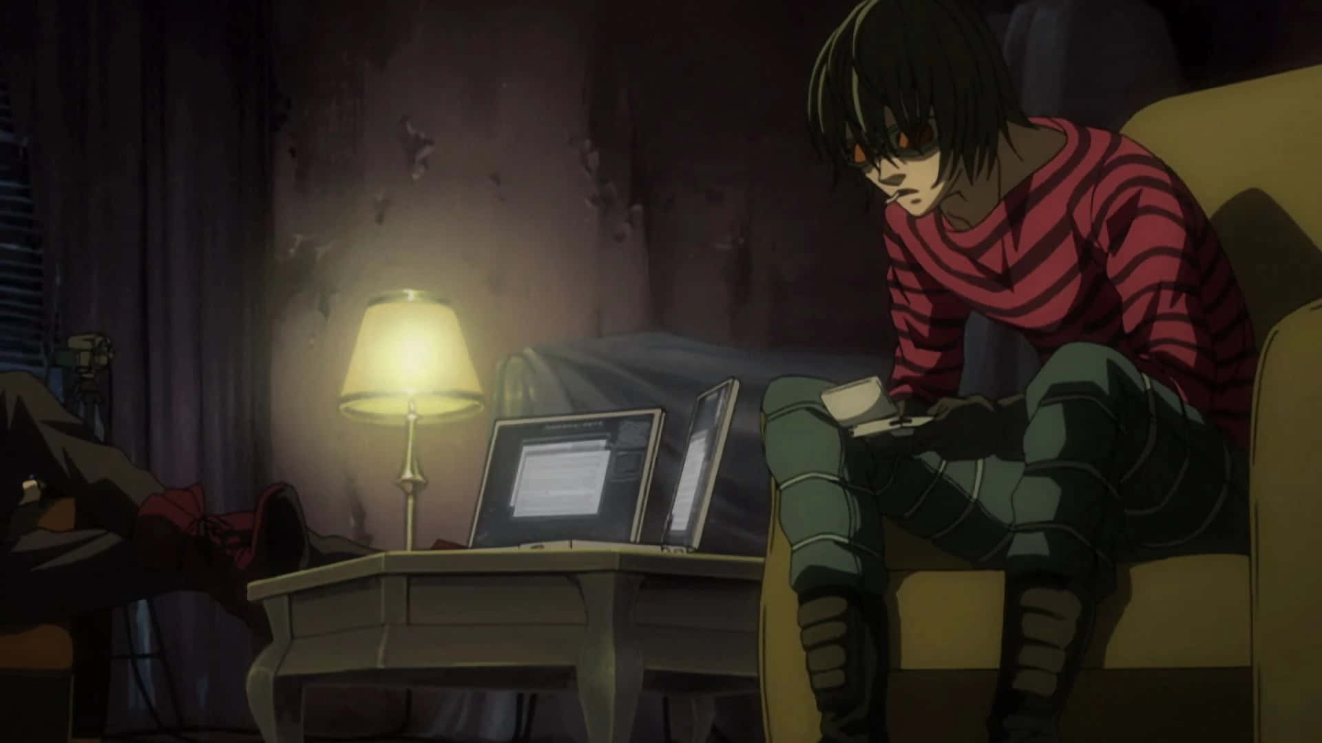 Death Note Matt 桌布 壁紙 — 一個孤獨的紅色條紋動漫角色，在昏暗的房間裡，靠著打開的筆記型電腦旁邊的一盞燈，蜷縮在沙發上。