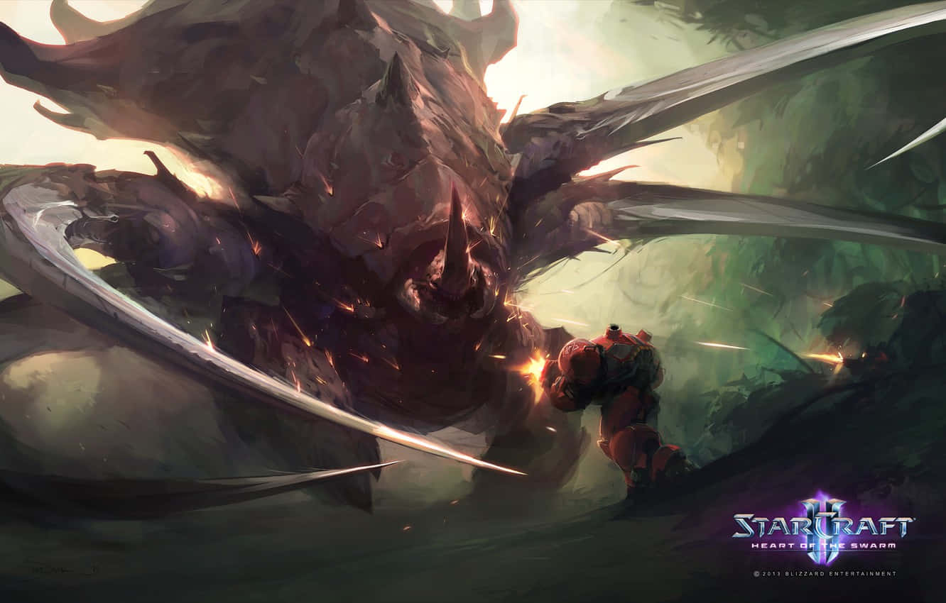 Zerg 桌布 壁紙 — 一個孤獨的紅色裝甲士兵在霧氣瀰漫的森林中面對一隻擁有發光眼睛和鋒利翅膀的巨大黑暗昆蟲狀生物。