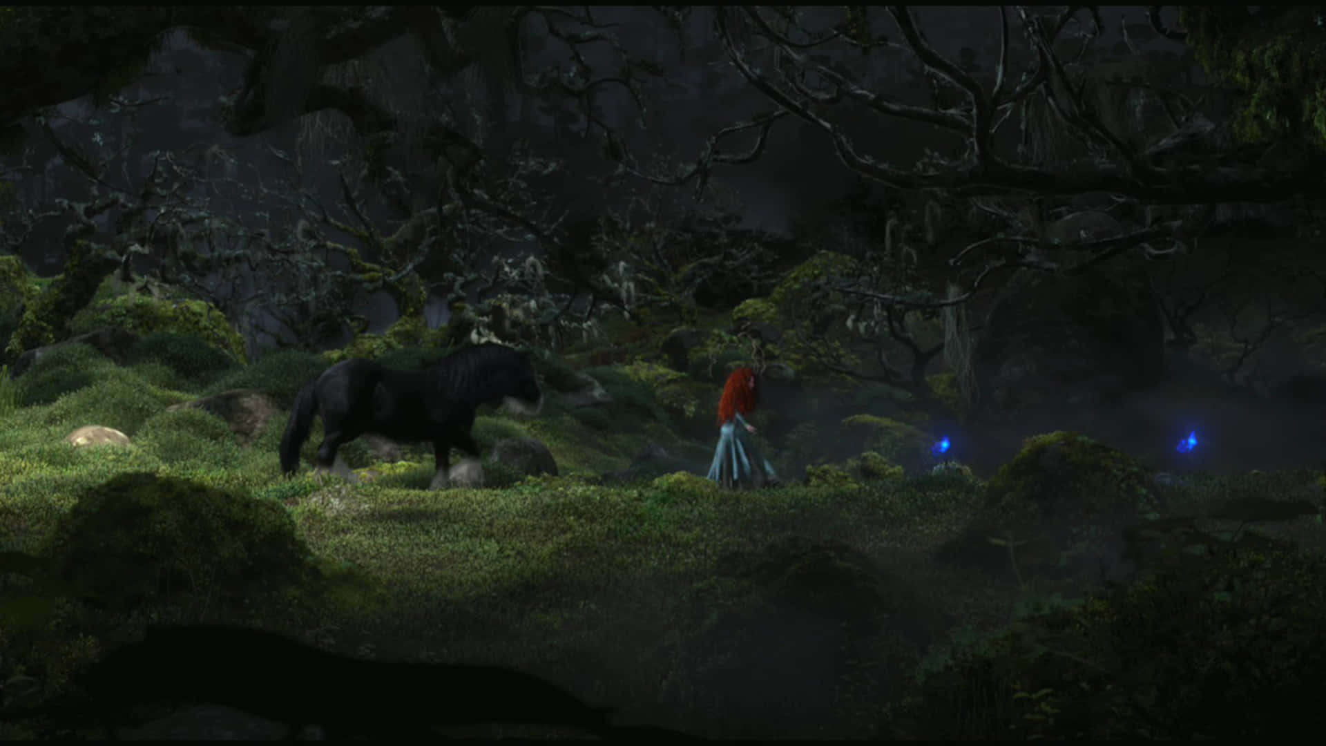 Brave 桌布 壁紙 — 一個孤獨的紅色身影，伴著一匹黑馬，穿過迷霧籠罩、閃爍藍光的黑暗森林。