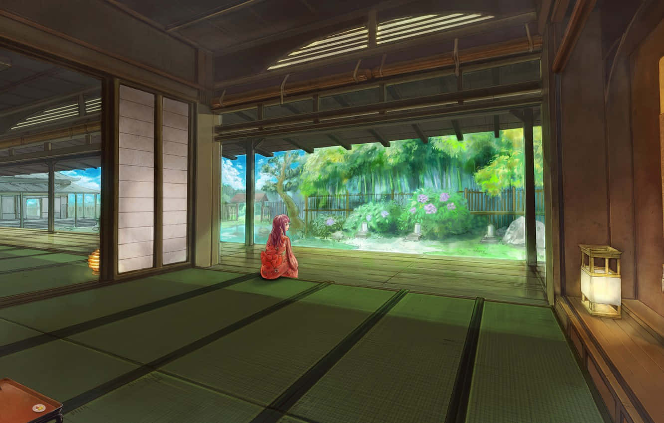 Anime Zoom 桌布 壁紙 — 一個孤獨的紅色身影靜靜地坐在傳統日式木屋內的榻榻米上，凝視著沐浴在柔和日光下的翠綠花園。