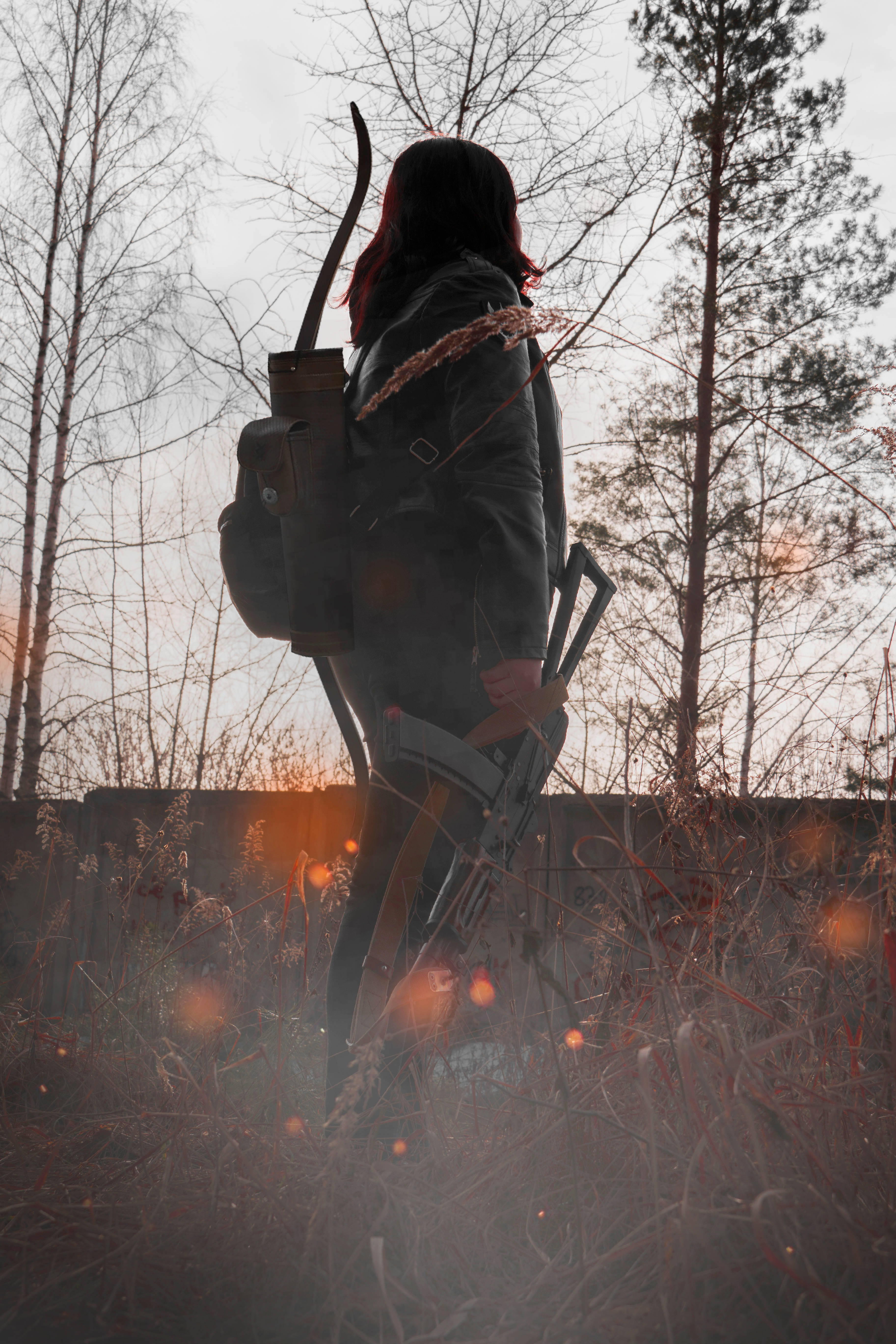 Warrior 桌布 壁紙 — 一個孤獨的紅髮弓箭手站在霧氣瀰漫的田野中，夕陽下，手持弓箭和箭袋，背景是光禿禿的樹木。