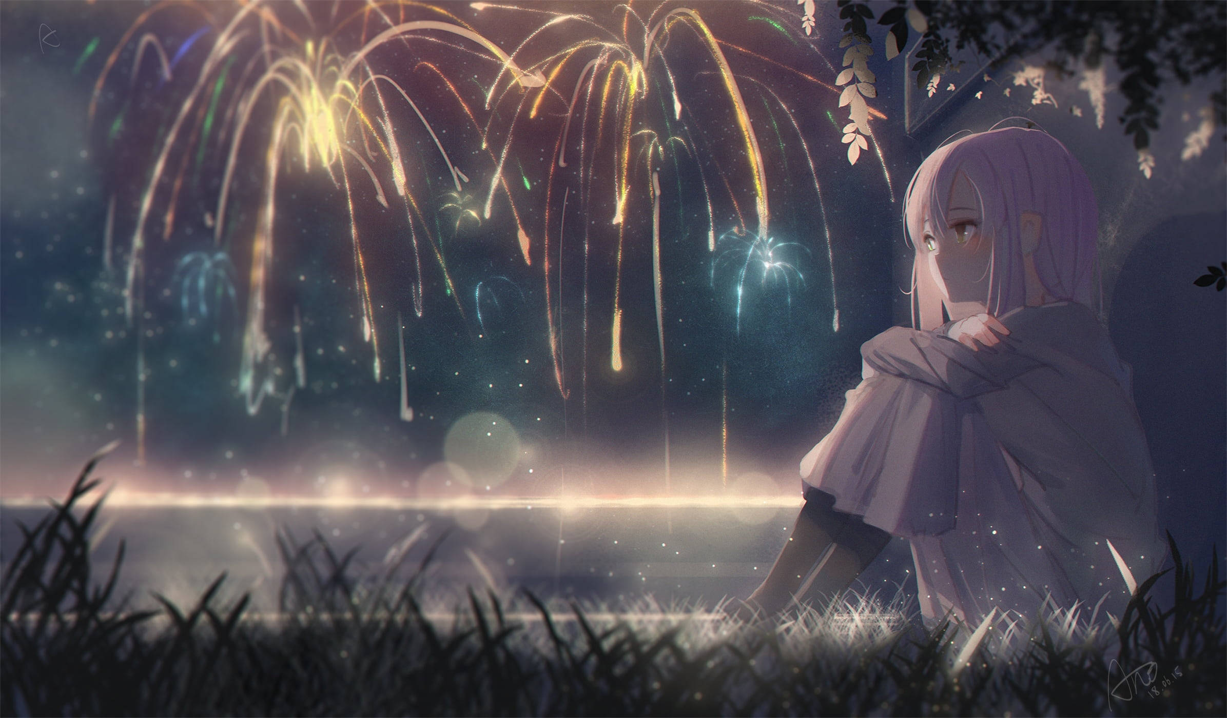 aesthetic sad anime girl 桌布 壁紙 — 一個孤獨的紫髮動漫女孩坐在草地上，看著夜空中綻放的鮮豔煙火。