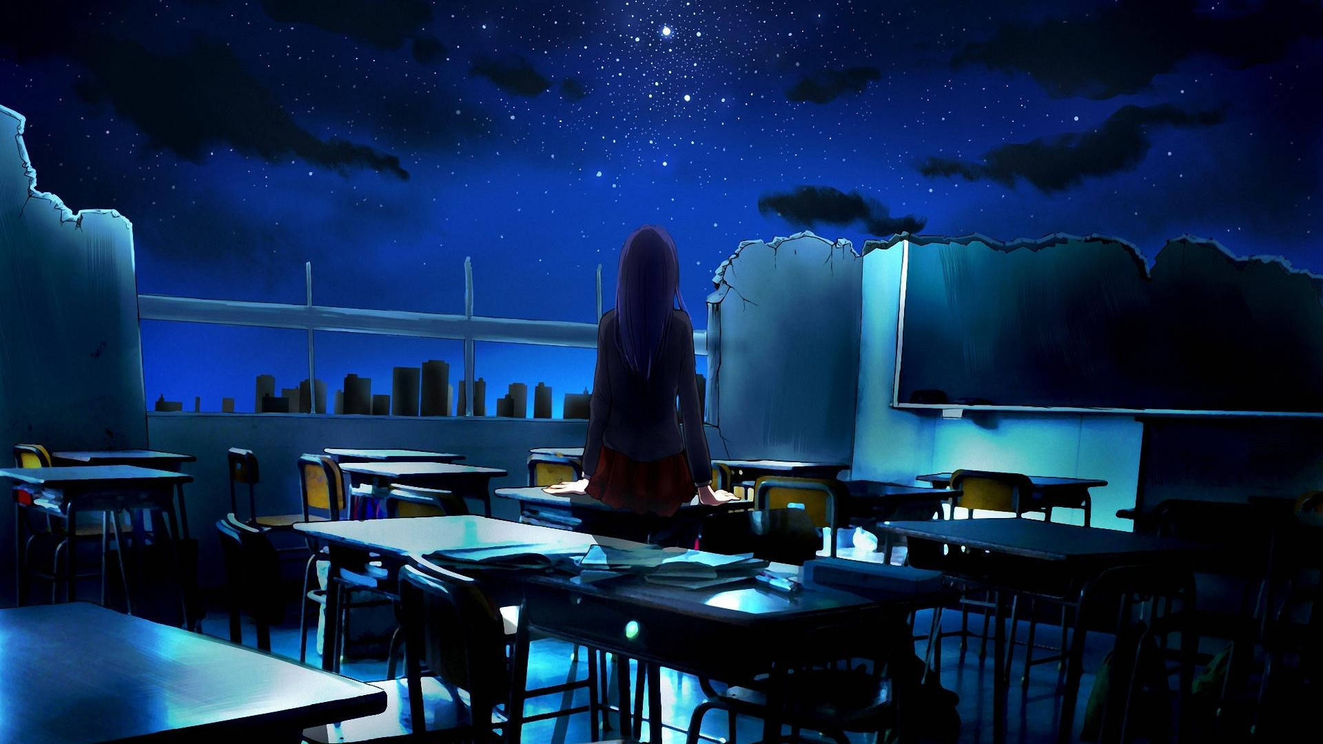動漫 桌布 壁紙 — 一個孤獨的紫髮動漫女孩站在星光閃爍的空教室裡，凝視著深藍夜空下的城市天際線。