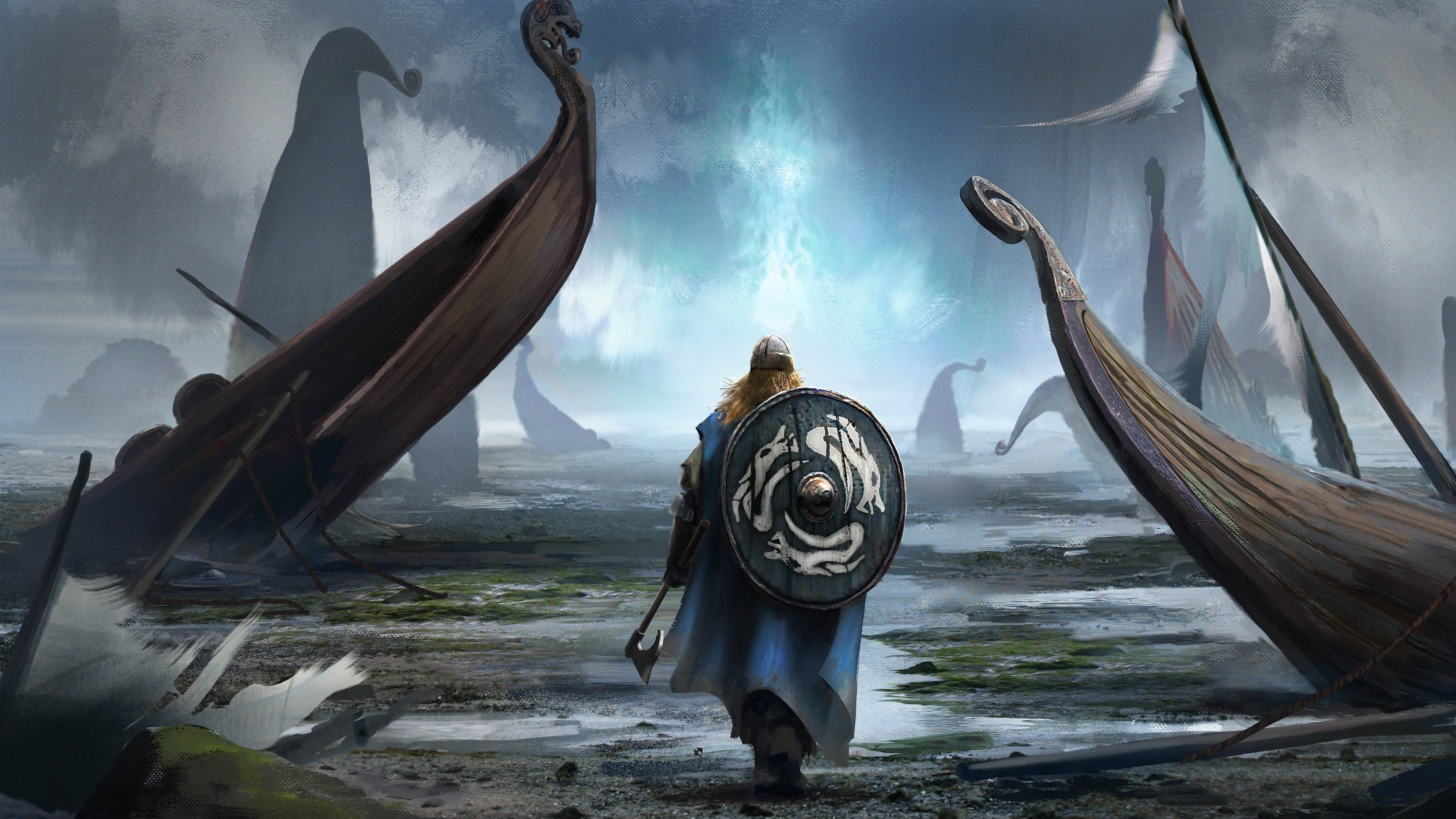 Viking Ship 桌布 壁紙 — 一個孤獨的維京戰士拿著盾牌，在霧氣瀰漫的海岸上，在發光的天空下，行走在破損的長船之間。