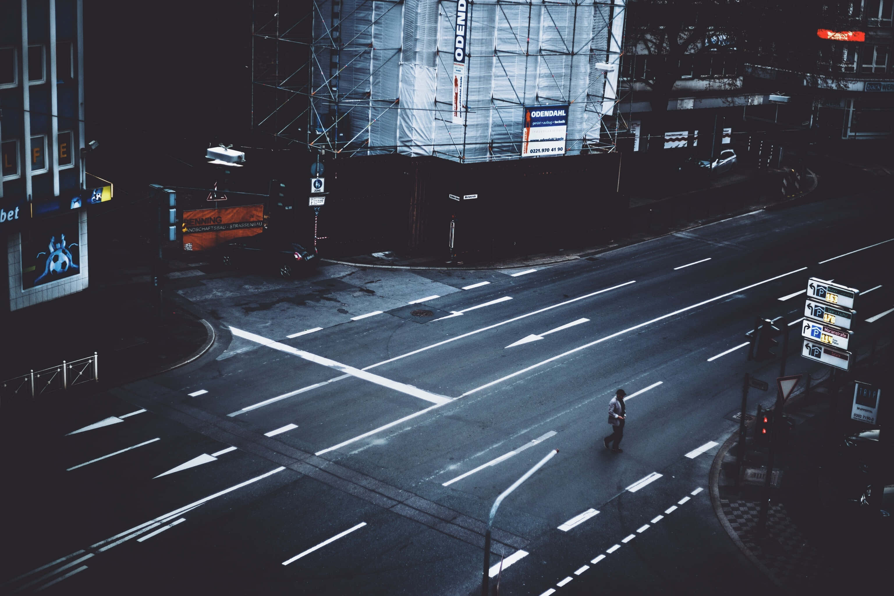 Dark Emotional 桌布 壁紙 — 一個孤獨的行人在夜晚穿過黑暗的城市街道，在街燈和霓虹燈的光芒下。