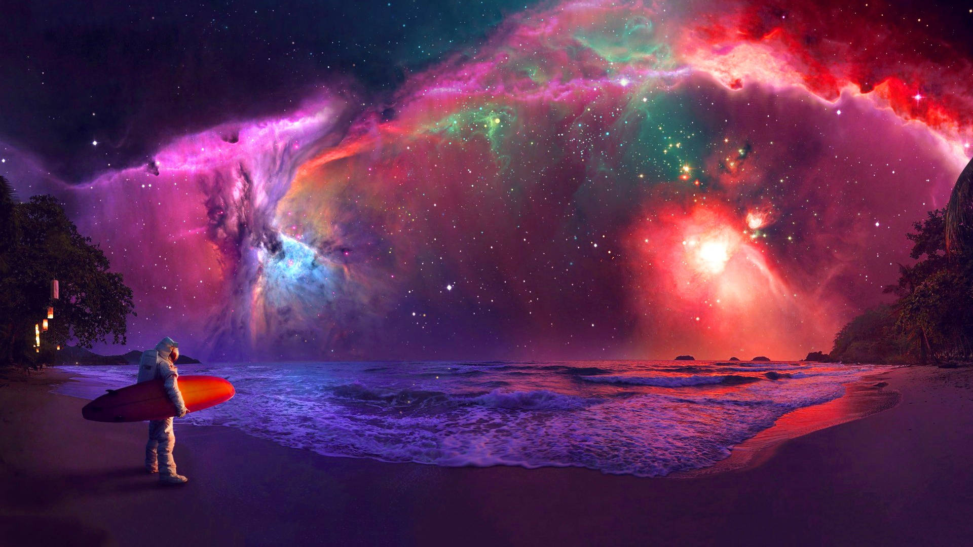 酷炫星系 桌布 壁紙 — 一個孤獨的衝浪者站在沙灘上，頭頂是充滿活力的宇宙星雲，在海面上散發著粉紅、紅色和藍綠色的光芒。
