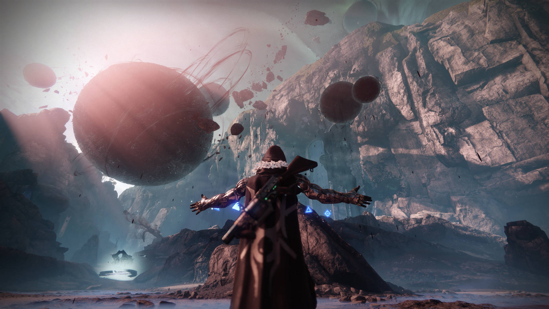 destiny 4K 桌布 壁紙 — 一個孤獨的裝甲人物在朦朧的天空下，敬畏地站在巨大的浮游行星和參差不齊的外星岩石 formations 前。