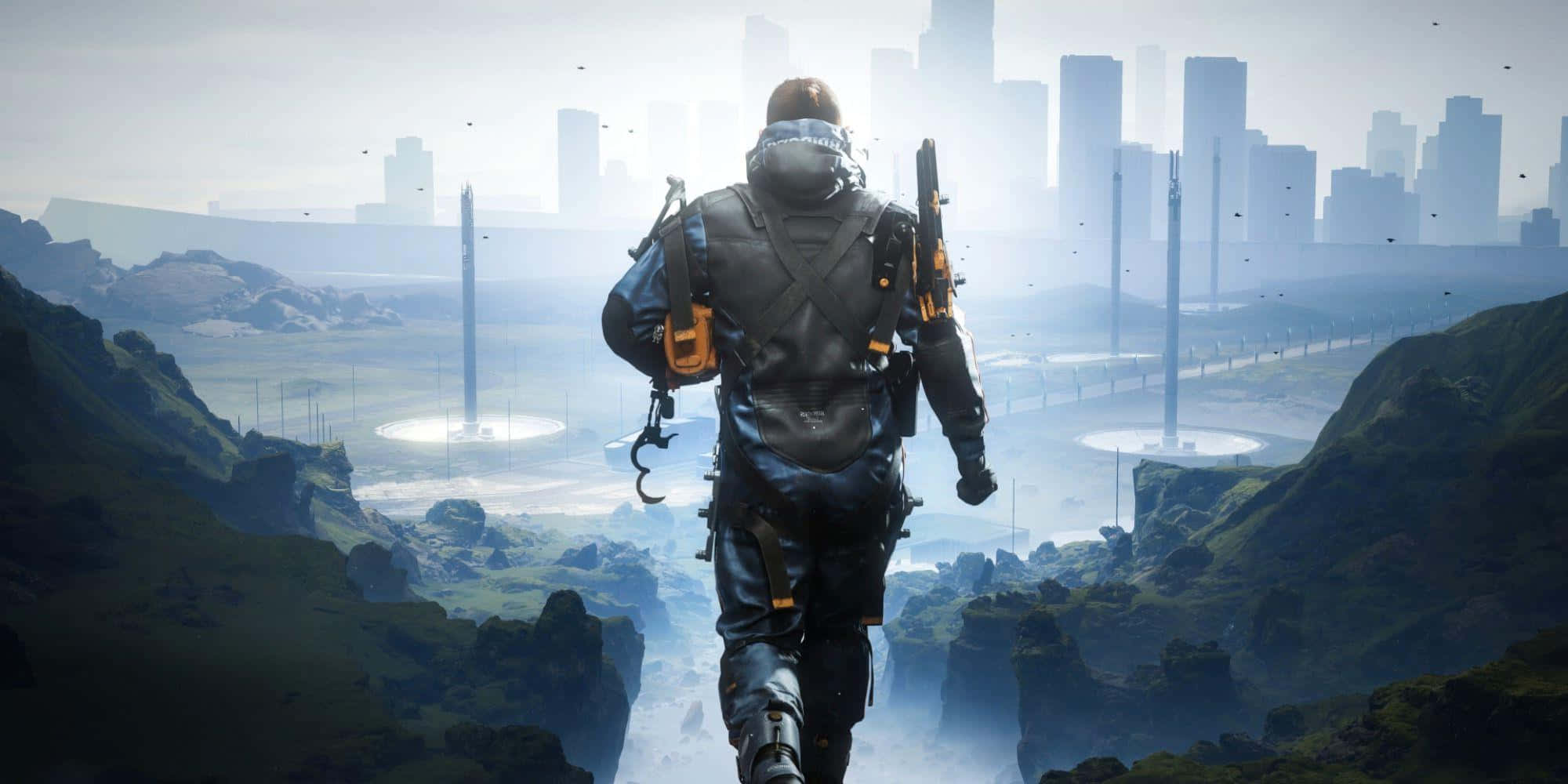 Death Stranding Pc 桌布 壁紙 — 一個孤獨的裝甲人物穿過迷霧山谷，走向一個未來主義的城市景觀，其中有浮動平台和高聳的尖塔。
