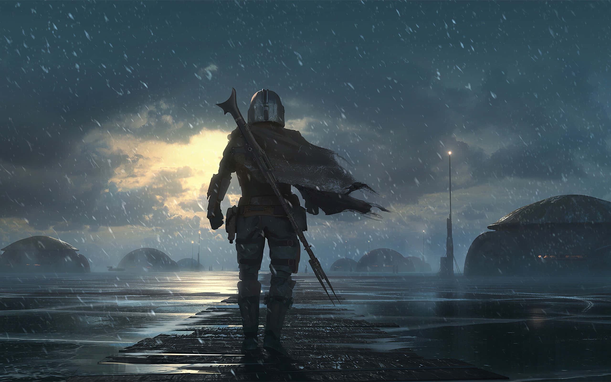 Mandalorian Pc 桌布 壁紙 — 一個孤獨的裝甲人物站在濕漉漉的小路上，暴風雨的天空下，遠處有發光的雲朵和圓頂結構。