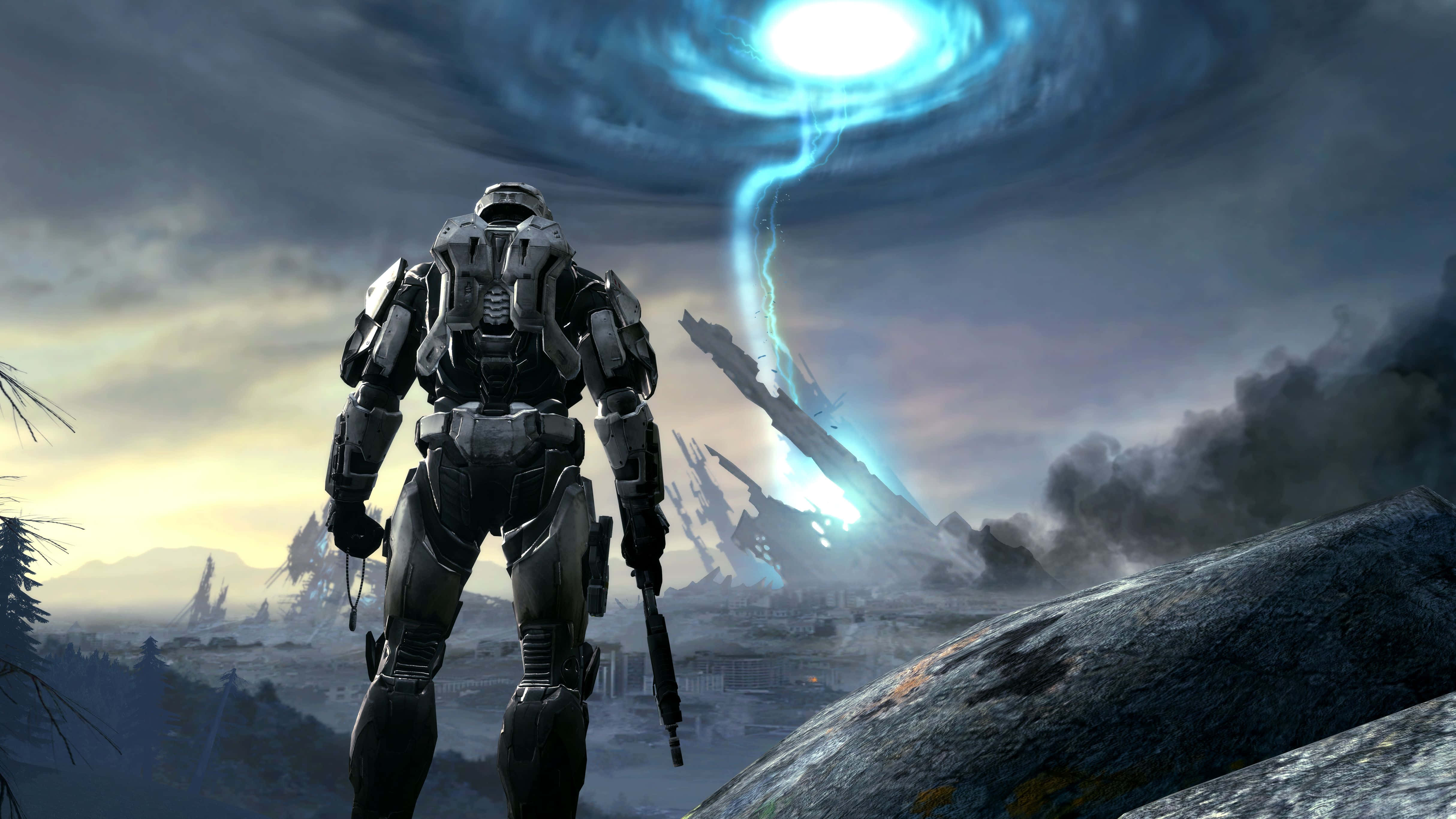 Master Chief 桌布 壁紙 — 一個孤獨的裝甲士兵站在岩石露頭上，凝視著暴風雨外星景觀中發光的藍色能量漩渦。