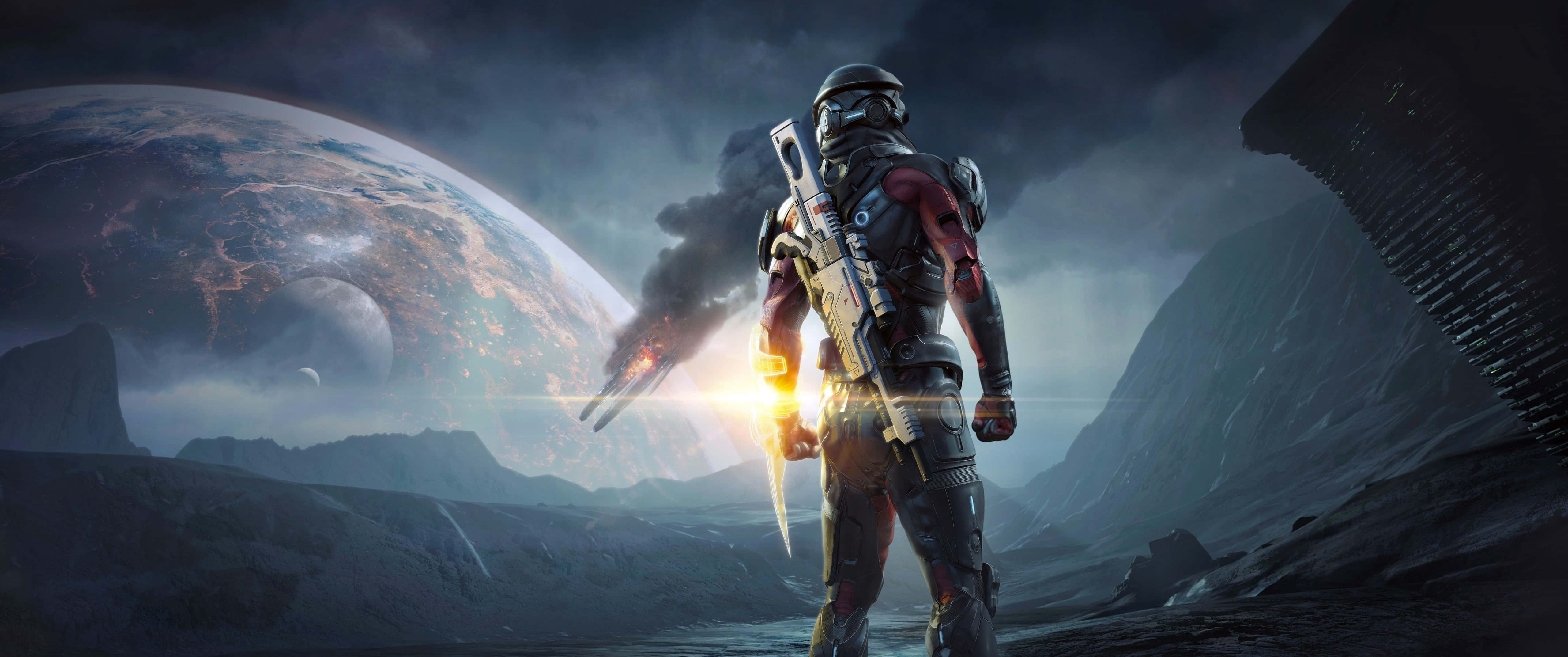 High Resolution Gaming 桌布 壁紙 — 一個孤獨的裝甲士兵站在荒涼的外星行星上，手持發光武器，凝視著巨大的行星和暴風雨天空中遠處的爆炸。