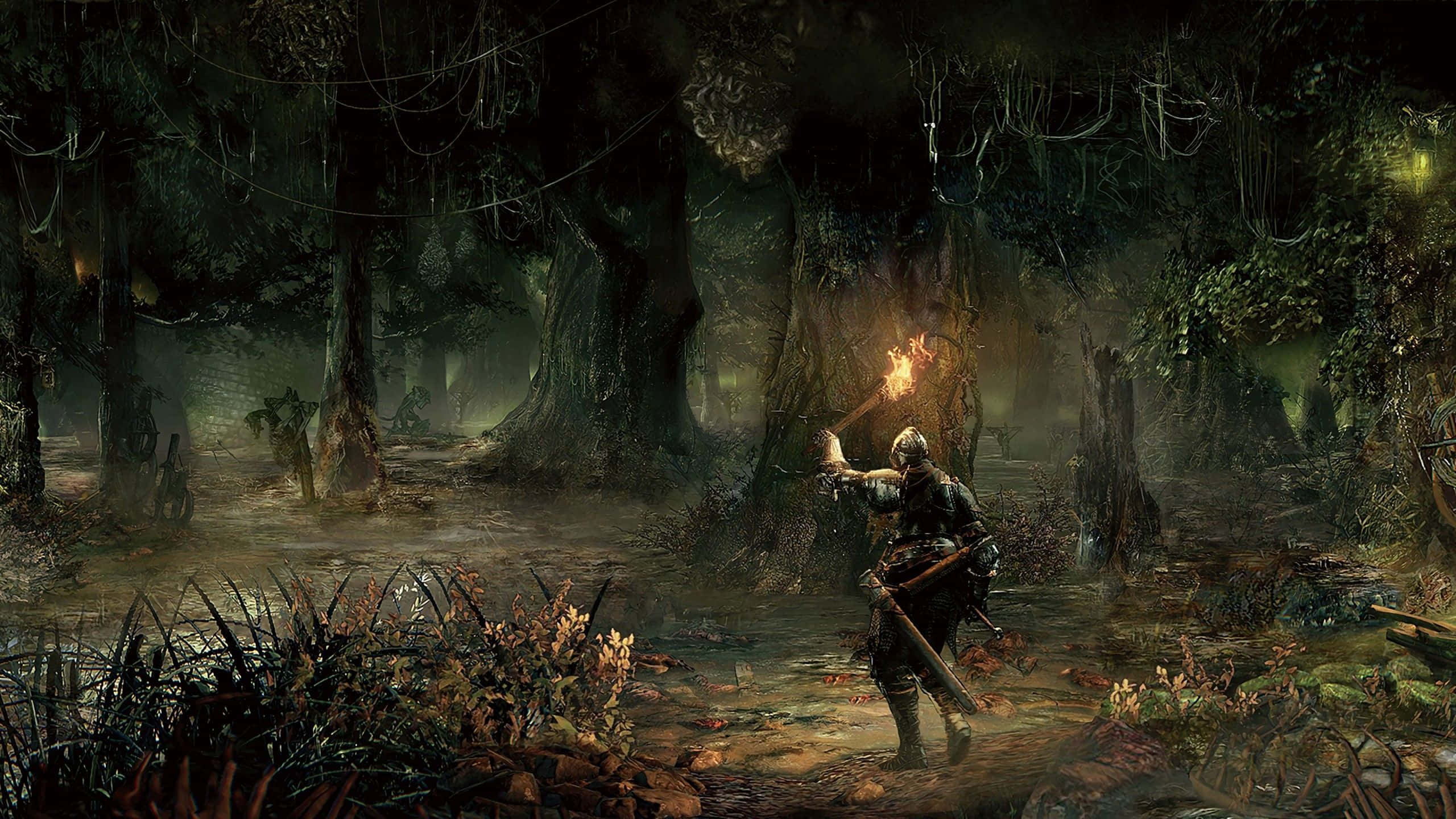 Game Art 桌布 壁紙 — 一個孤獨的裝甲戰士手持燃燒的火把，小心翼翼地穿過充滿扭曲樹木和迷霧的茂密黑暗森林。