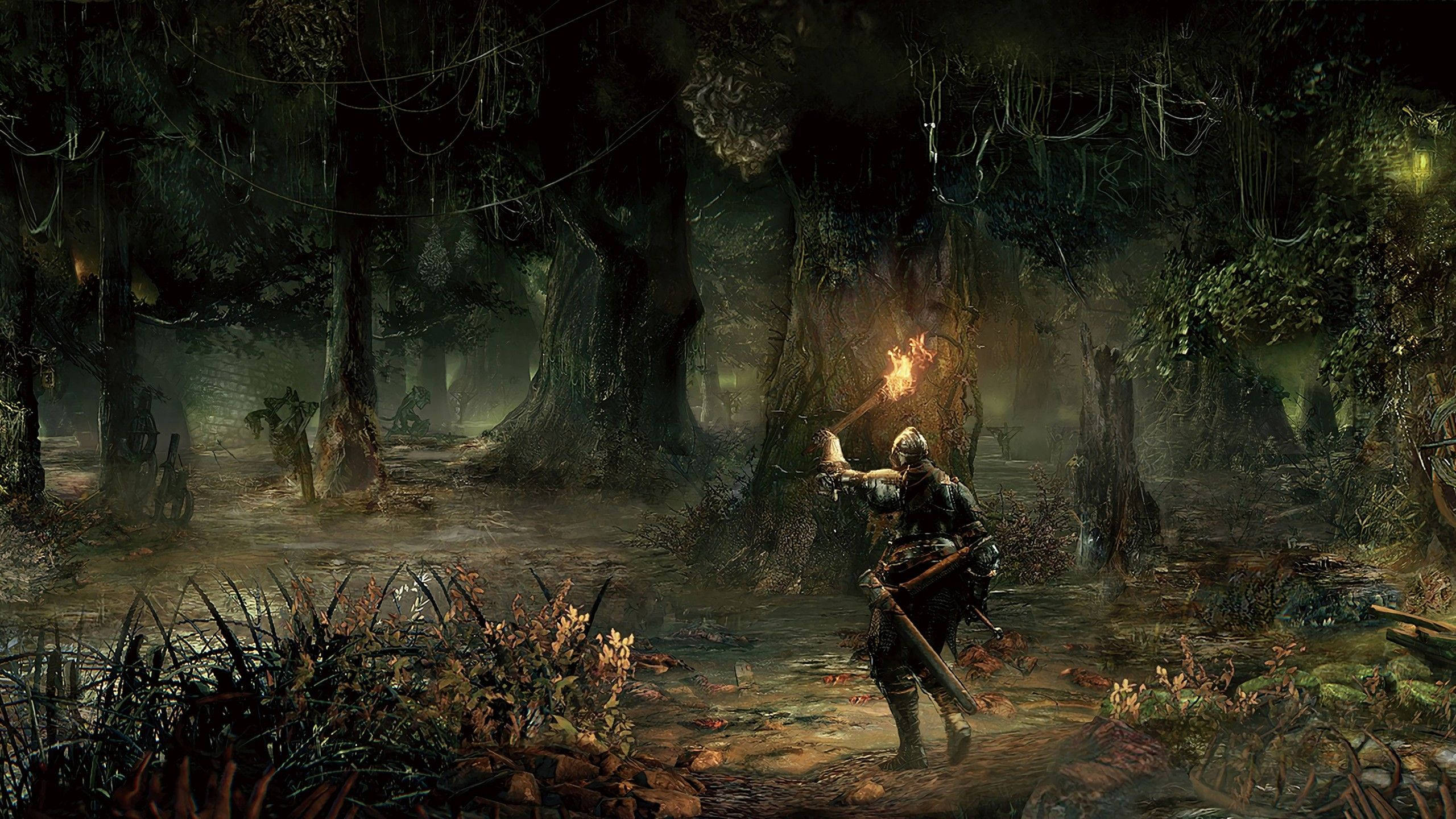Greedfall 桌布 壁紙 — 一個孤獨的裝甲戰士手持燃燒的火把，在充滿扭曲樹木和怪異發光真菌的迷霧黑暗森林中穿行。
