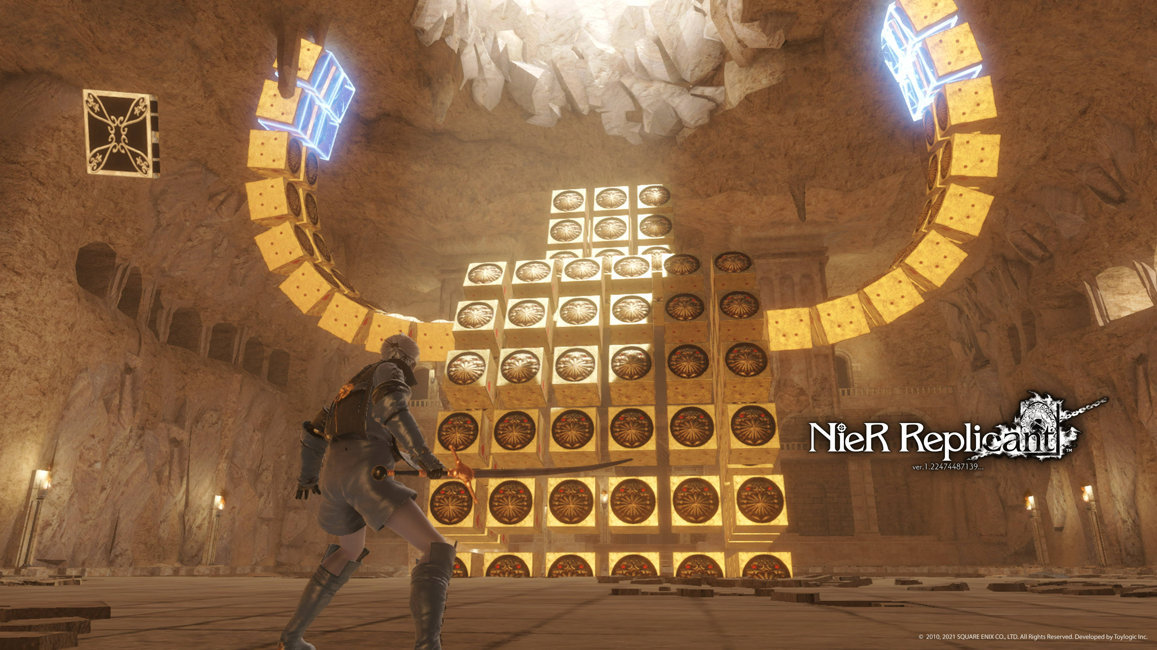 Nier 桌布 壁紙 — 一個孤獨的裝甲戰士站在一個洞穴般的石室中，面對著一面發光的金色謎題牆。