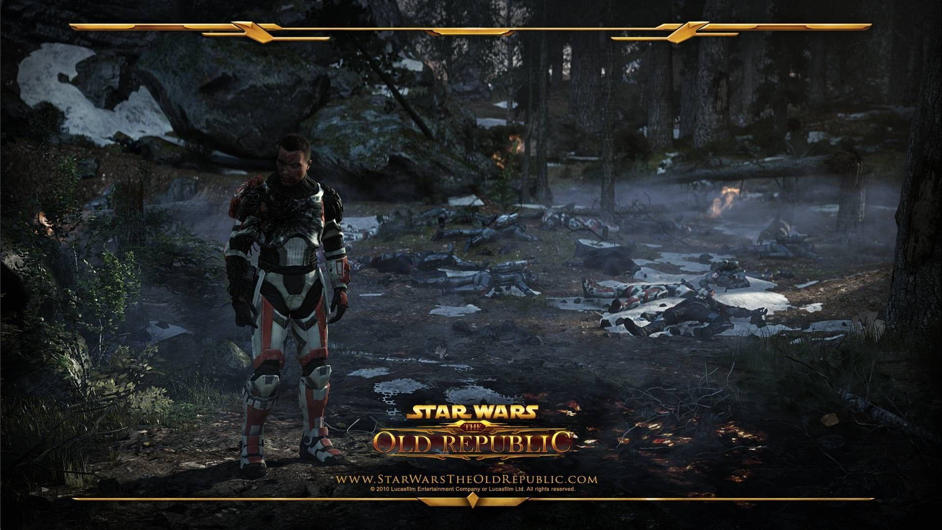 Swtor 桌布 壁紙 — 一個孤獨的裝甲戰士站在迷霧森林的空地上，地上散落著屍體和發光的餘燼，上方是黑暗的樹冠。